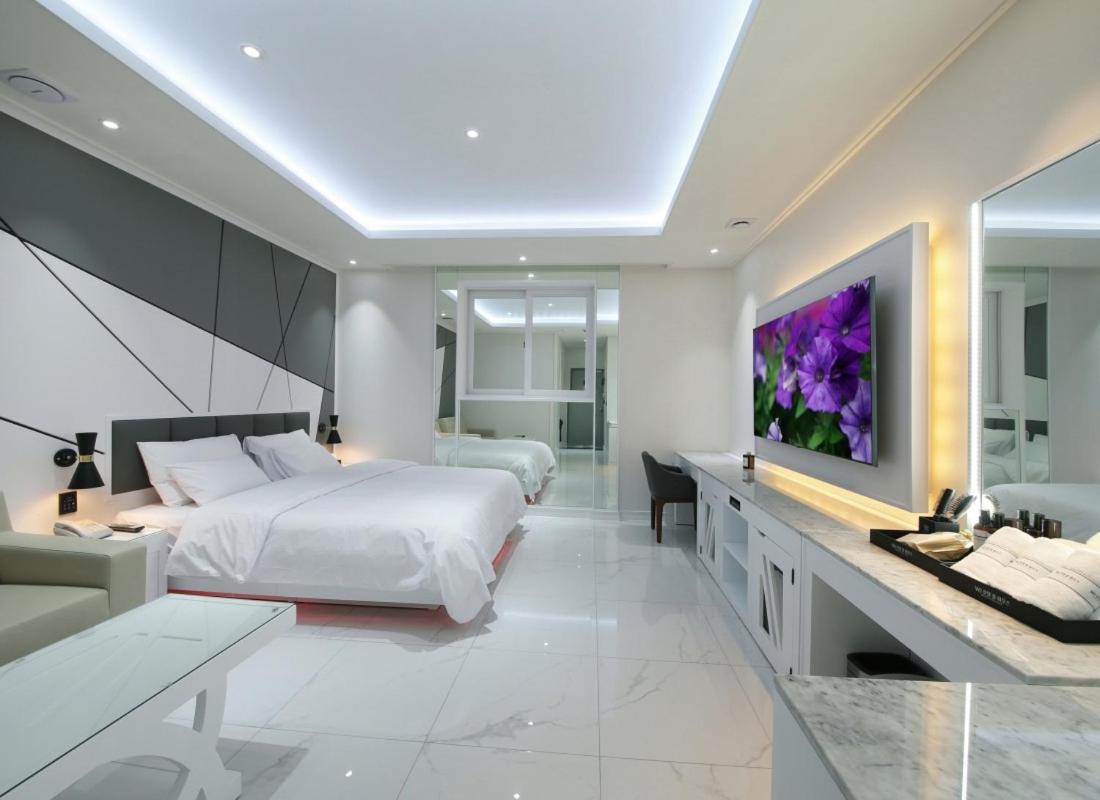 Chandelie Room - Photo 3