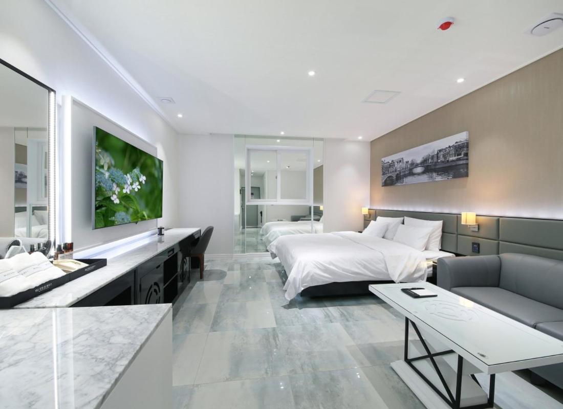 Chandelie Room - Photo 8