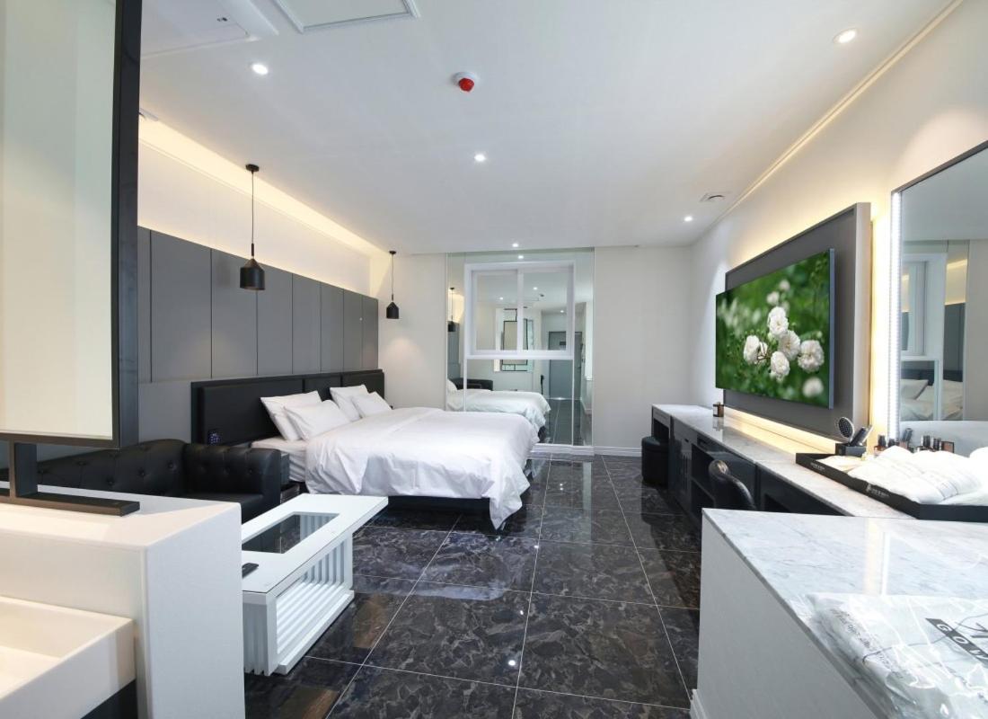 Chandelie Room - Photo 4