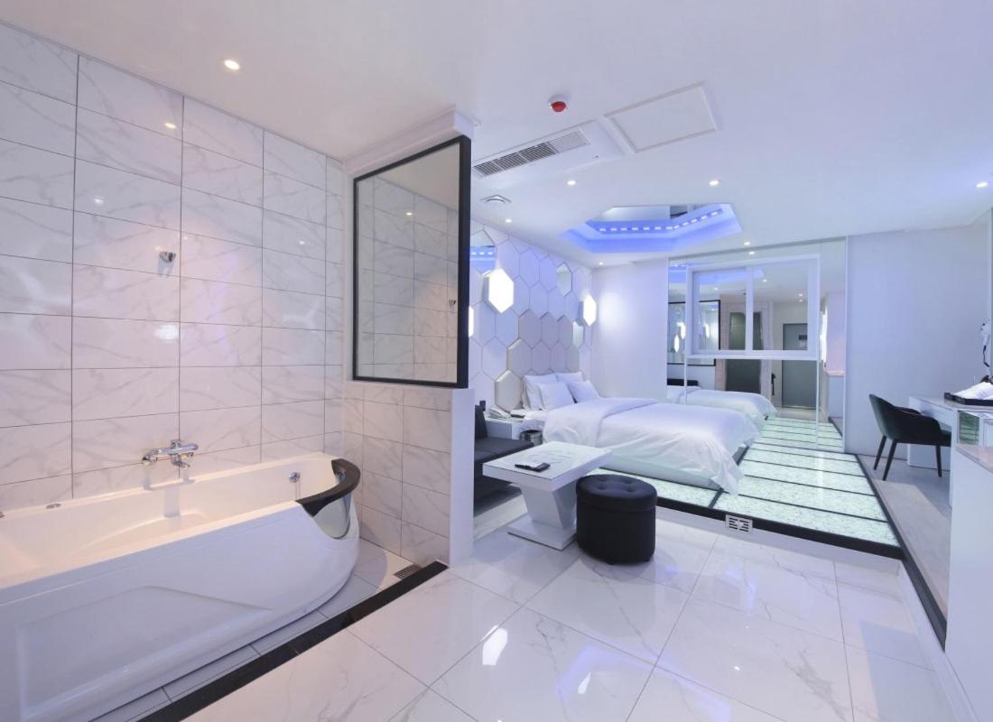 Chandelie Room - Photo 1
