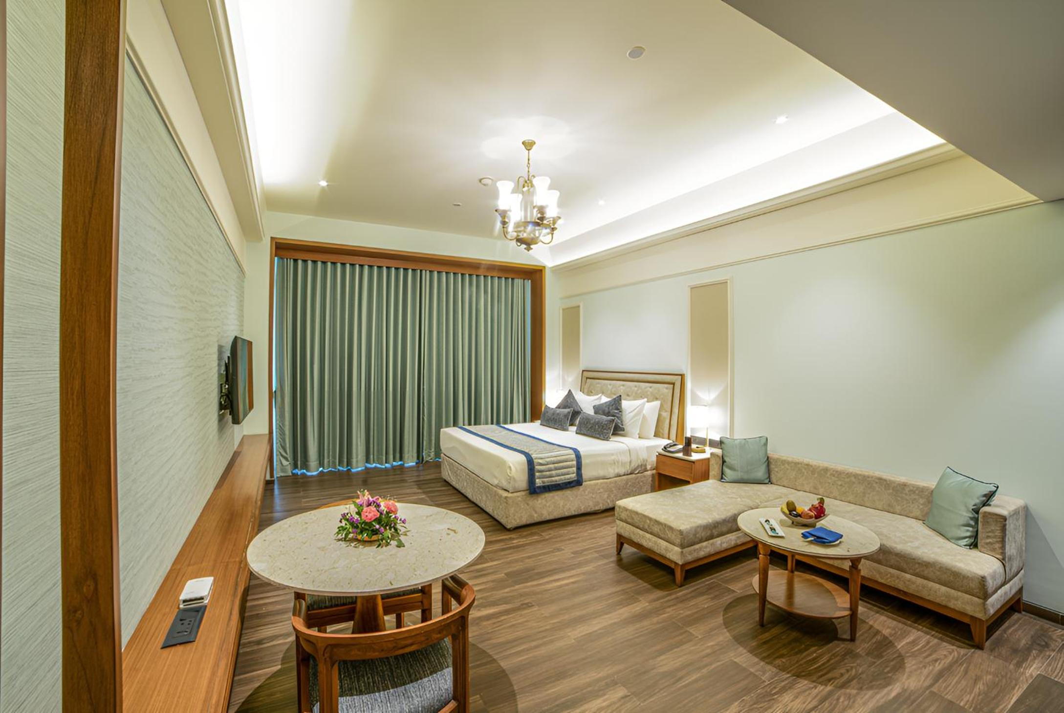 Executive Room with King Bed and Pool View - Photo 1