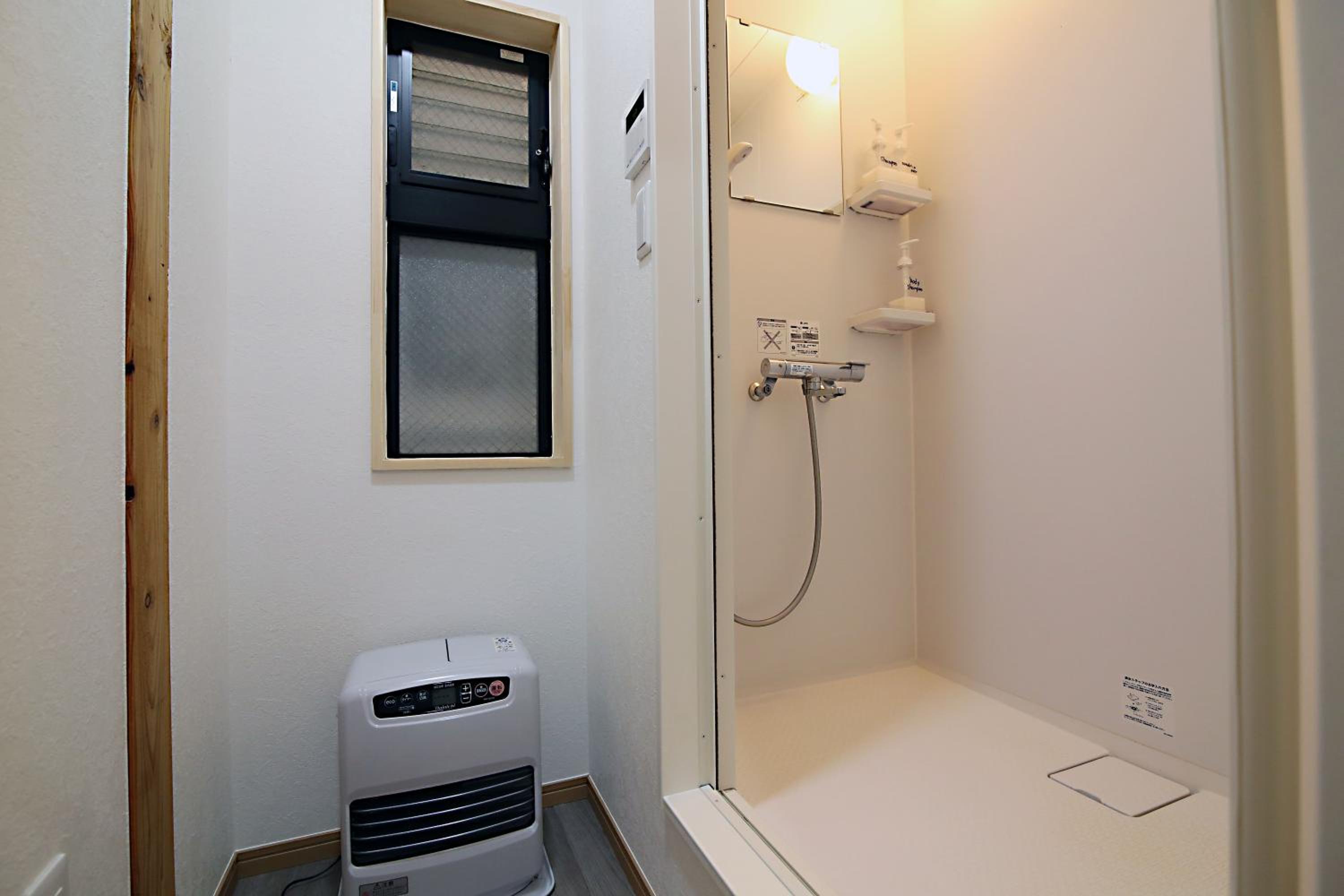 Economy Quadruple Room with Shared Bathroom photo 3