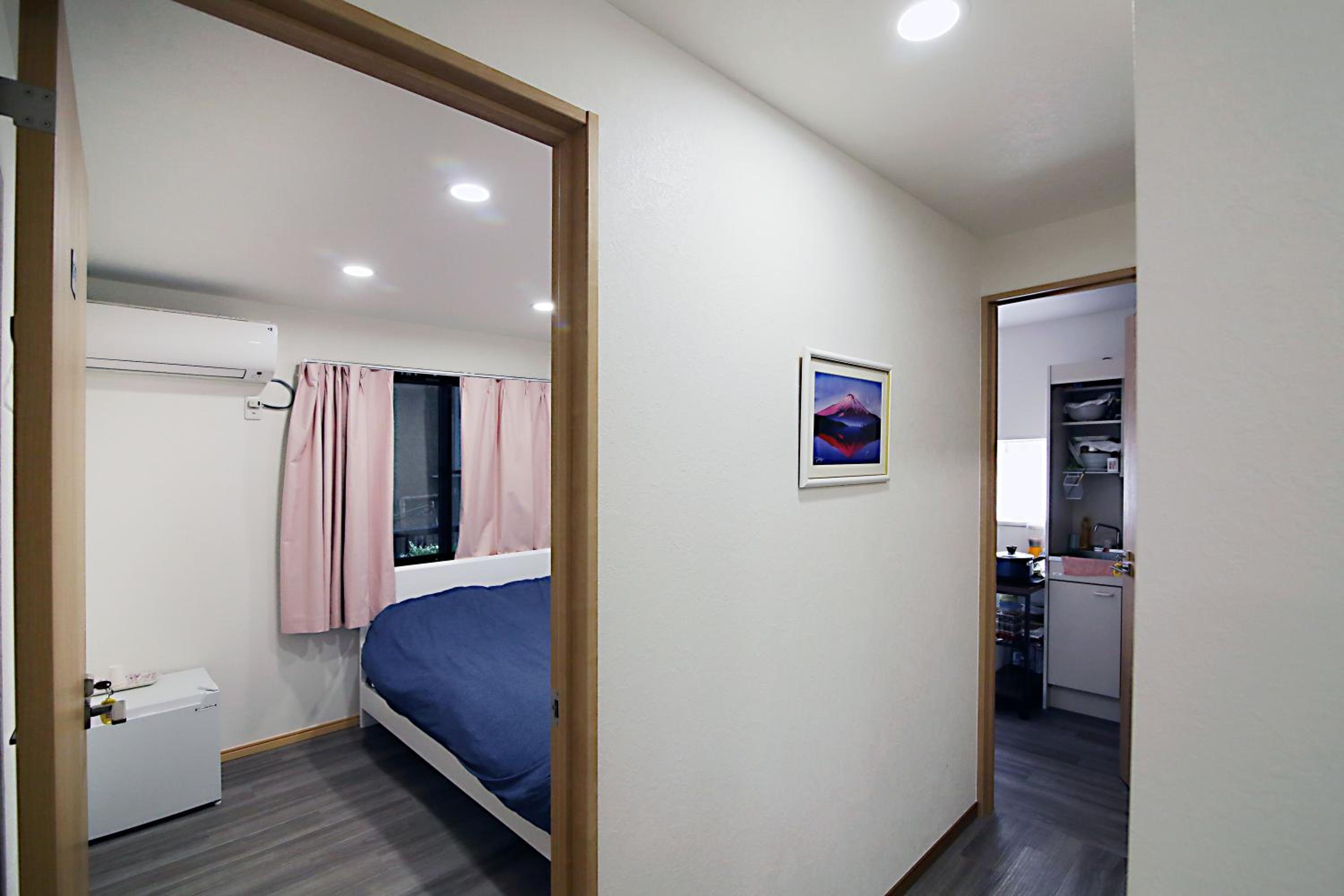Single Room with Shared Bathroom photo 3