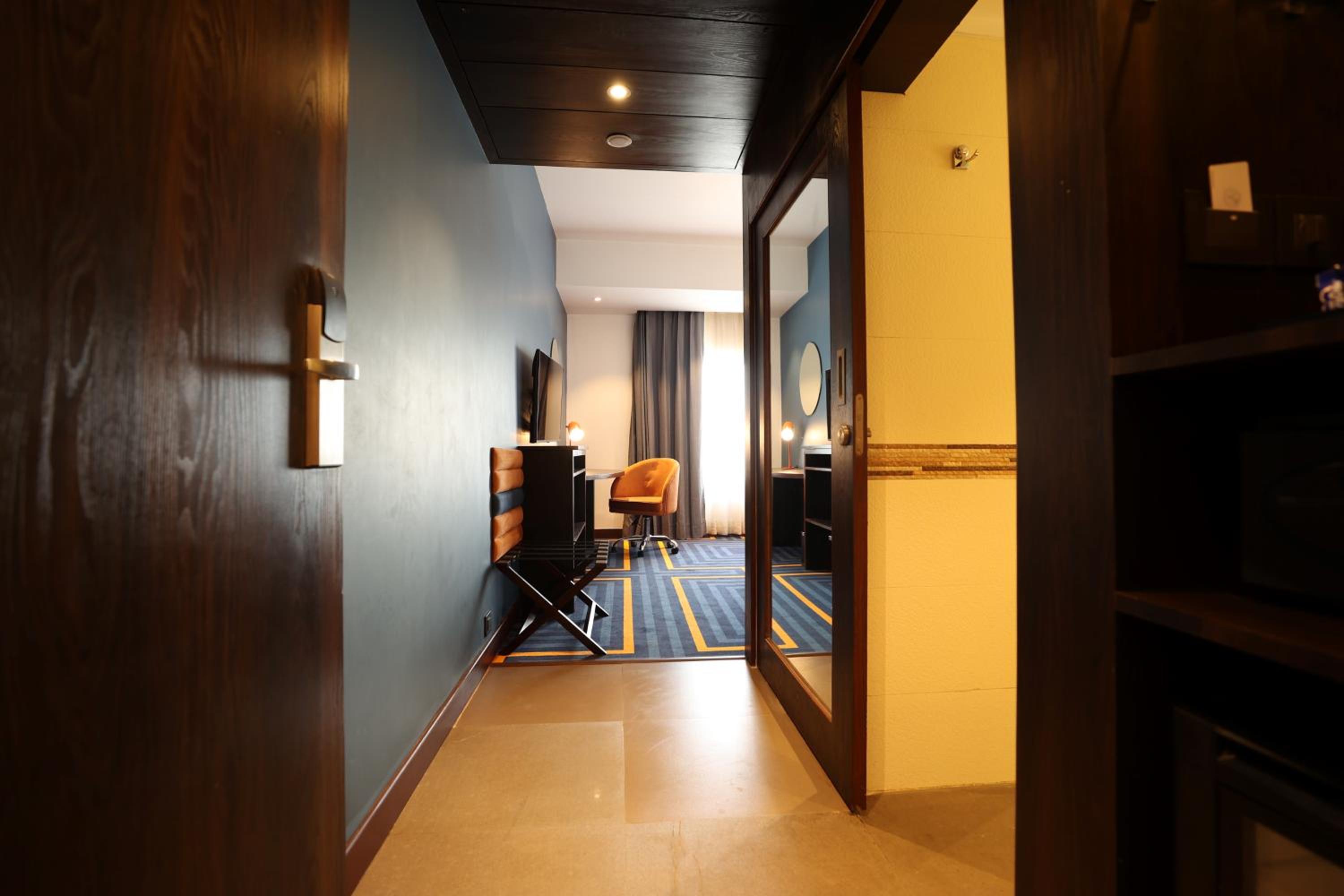 Standard King Room: Buy 1 get 1 Happy Hours (11 am-11pm) at Express Cafe&Bar, Rs250 Meal Credit on purchase of F&Soft Bev. of Rs1000(T&C Apply), Complimentary Hi-Tea (4pm-6pm), 15%off on CabCharges when prebooked atleast 1 day in advance - Photo 4