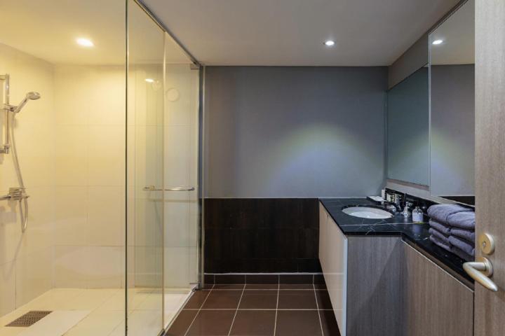 Swimming pool PKG for 2 people - Quadruple Room with partial Sea View - Photo 6