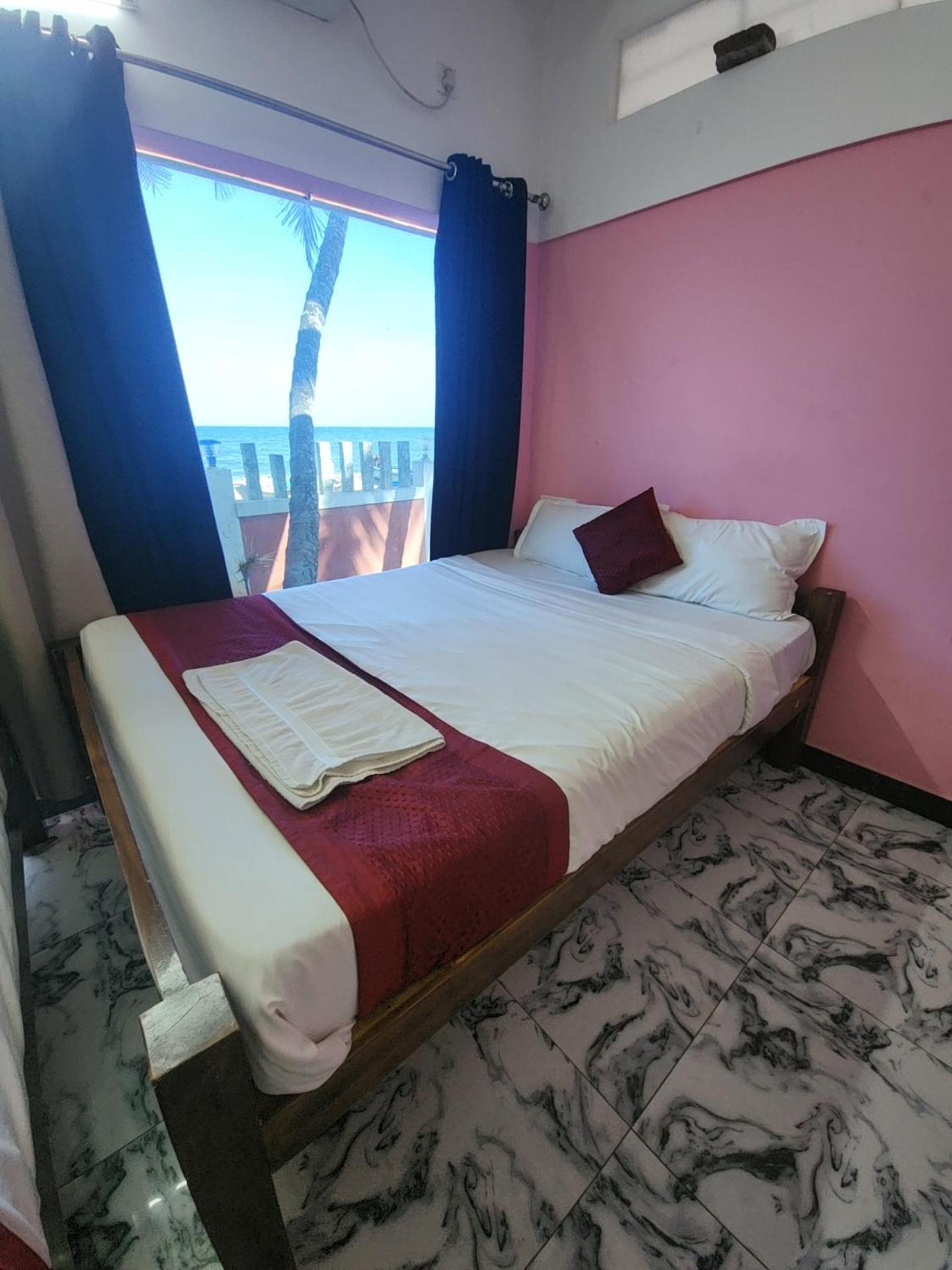 Deluxe Double Room with Side Sea View photo 2