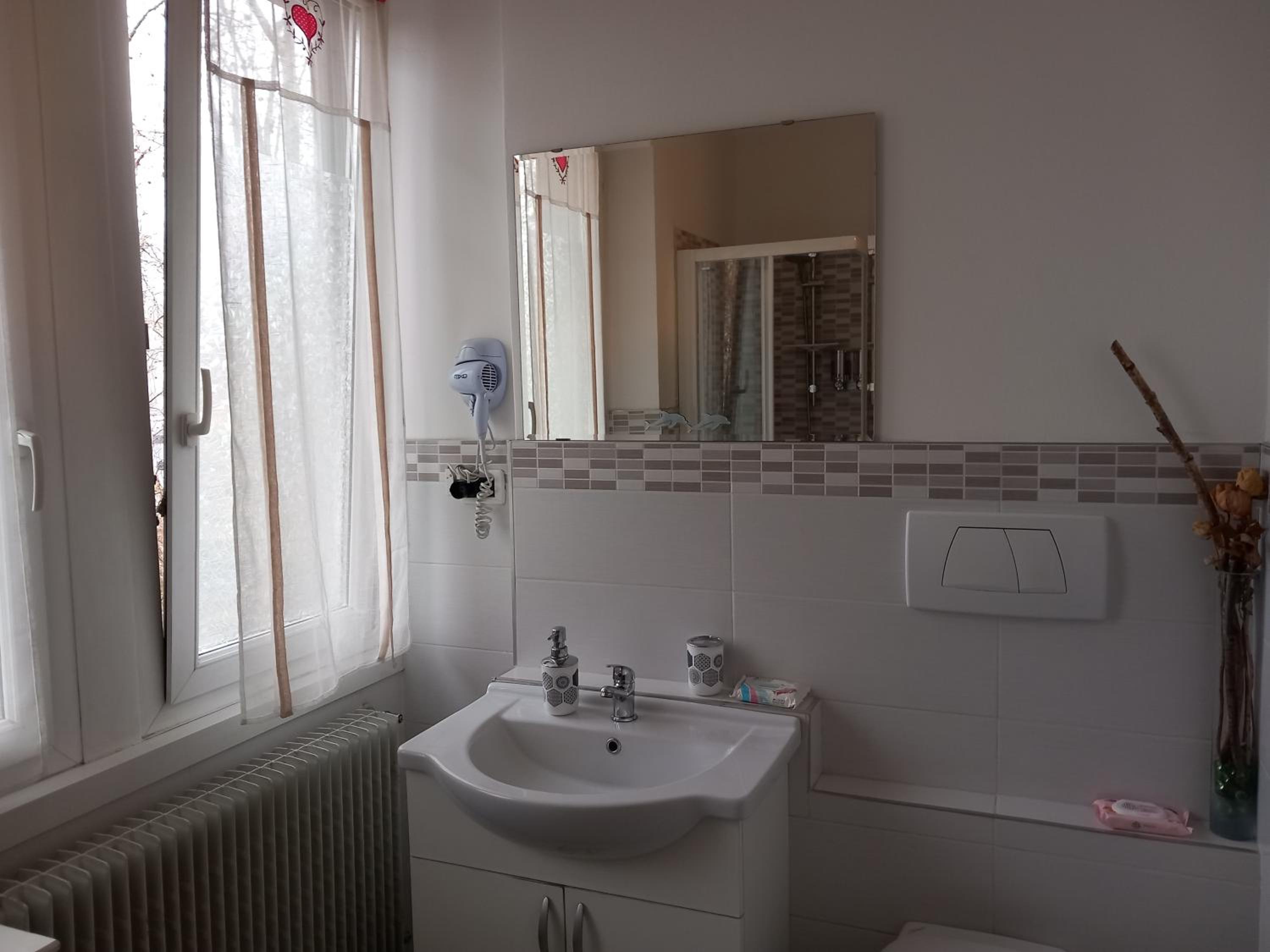 Double or Twin Room with Private External Bathroom - Photo 9