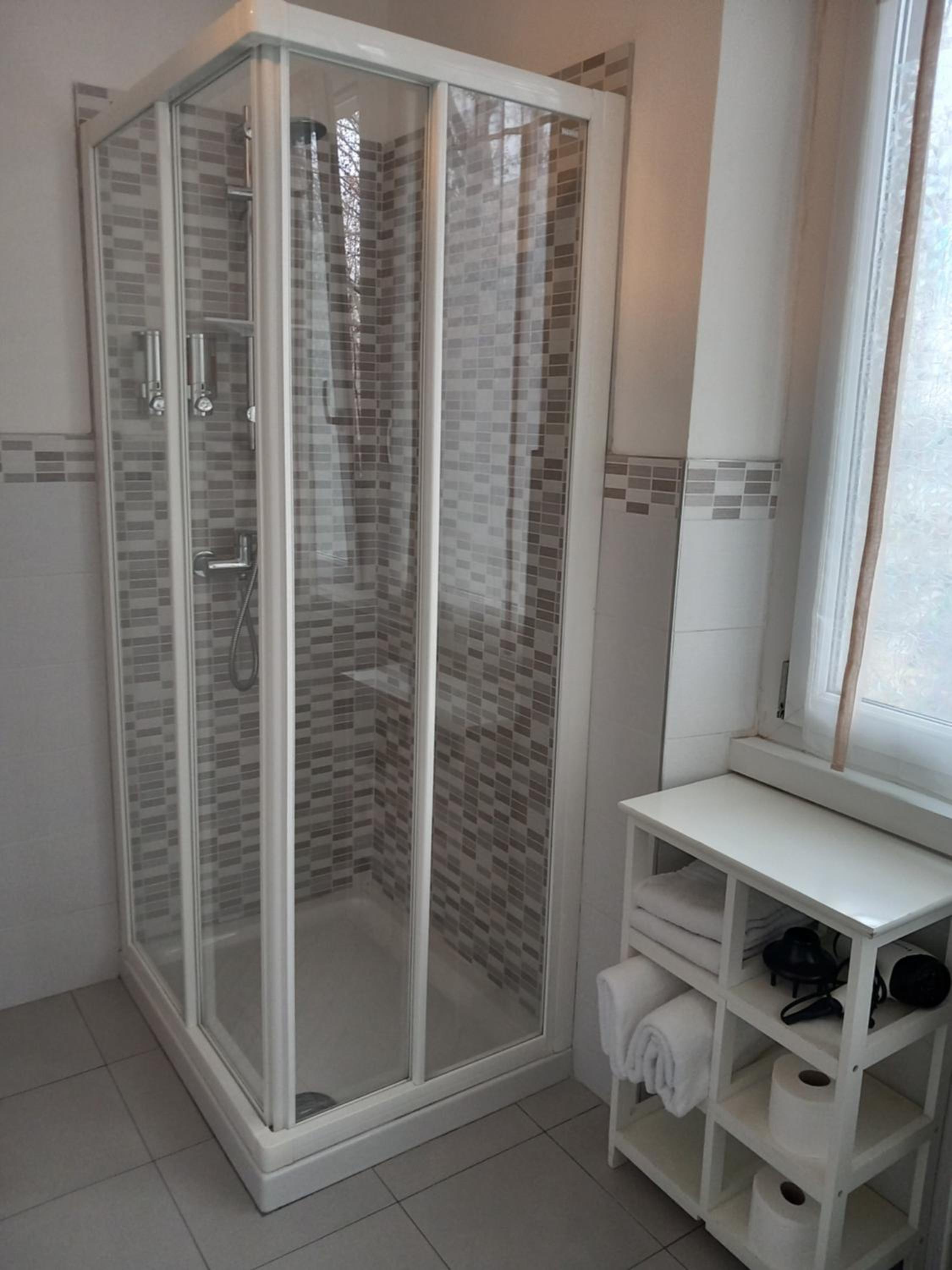 Double or Twin Room with Private External Bathroom - Photo 3