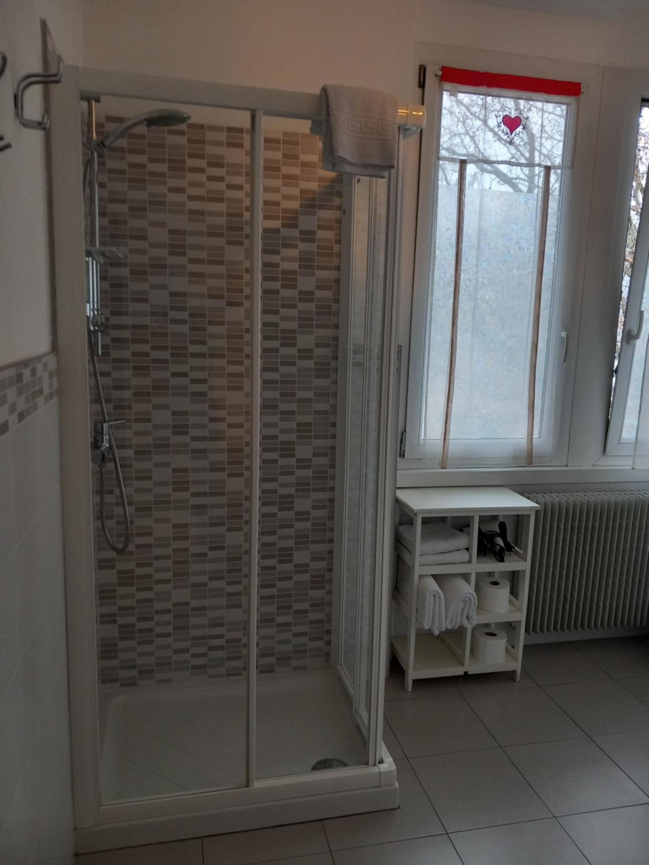 Double or Twin Room with Private External Bathroom - Photo 4