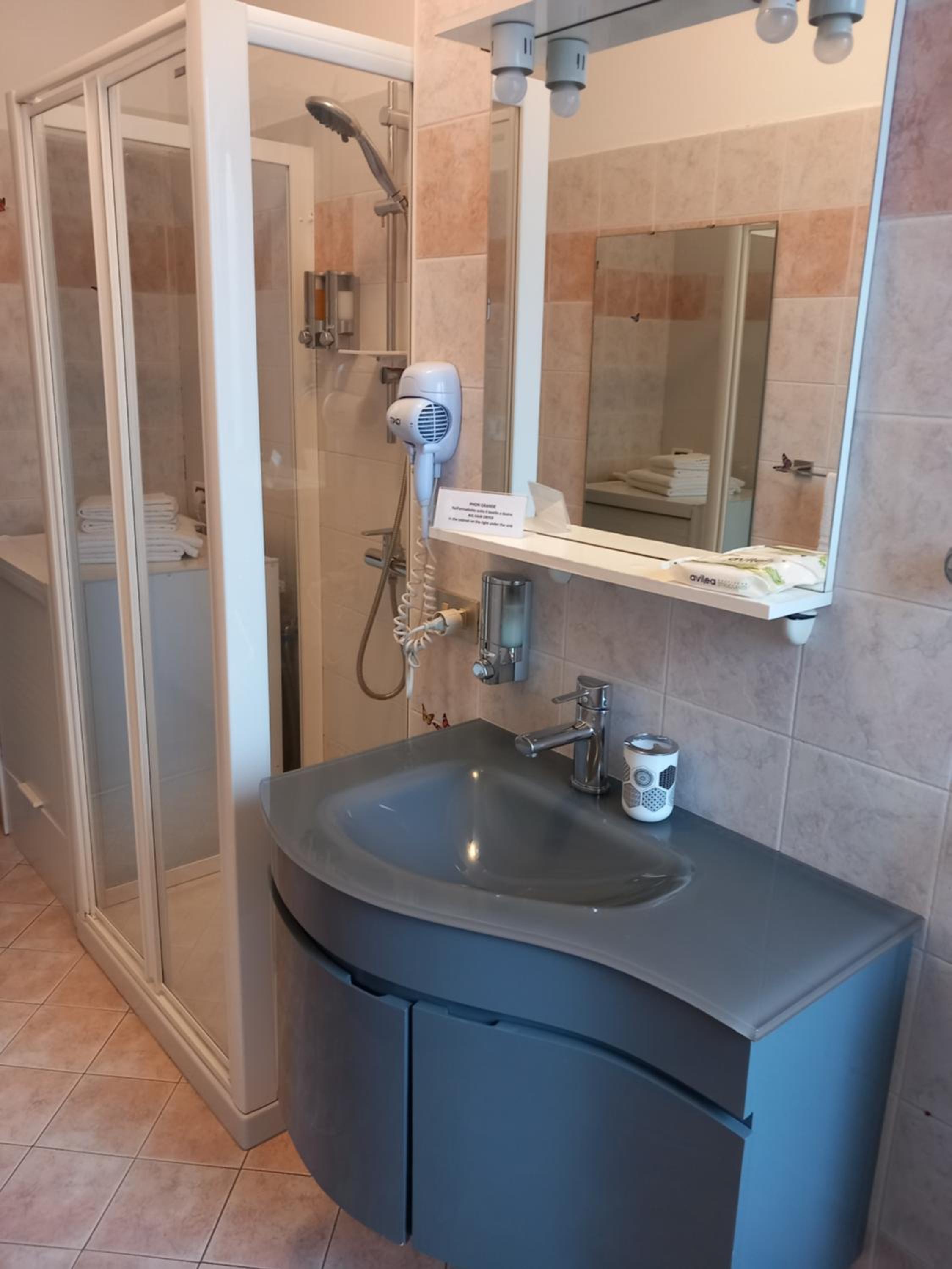 Double or Twin Room with Private External Bathroom - Photo 5