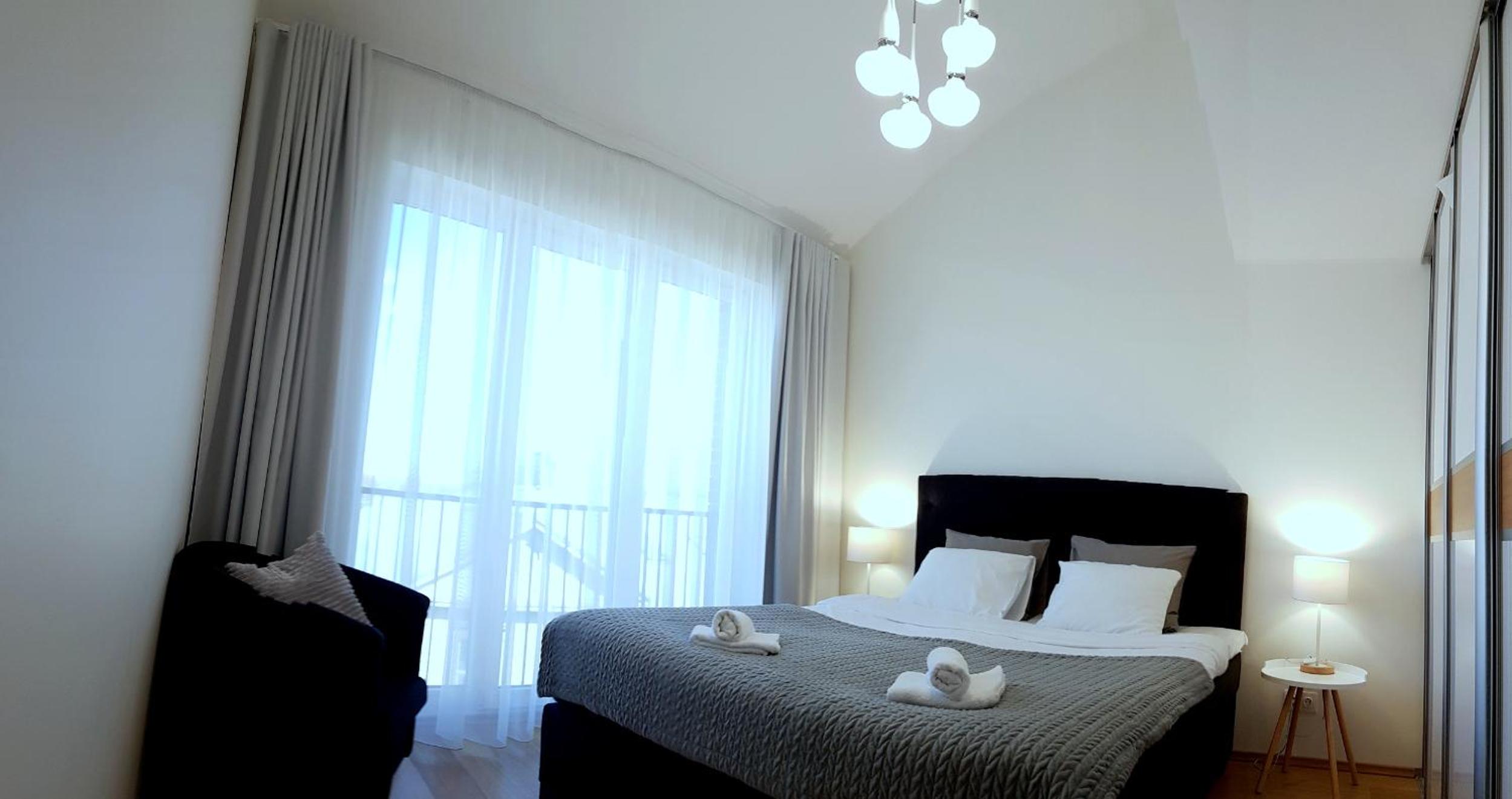 Apartment with Balcony - Photo 4