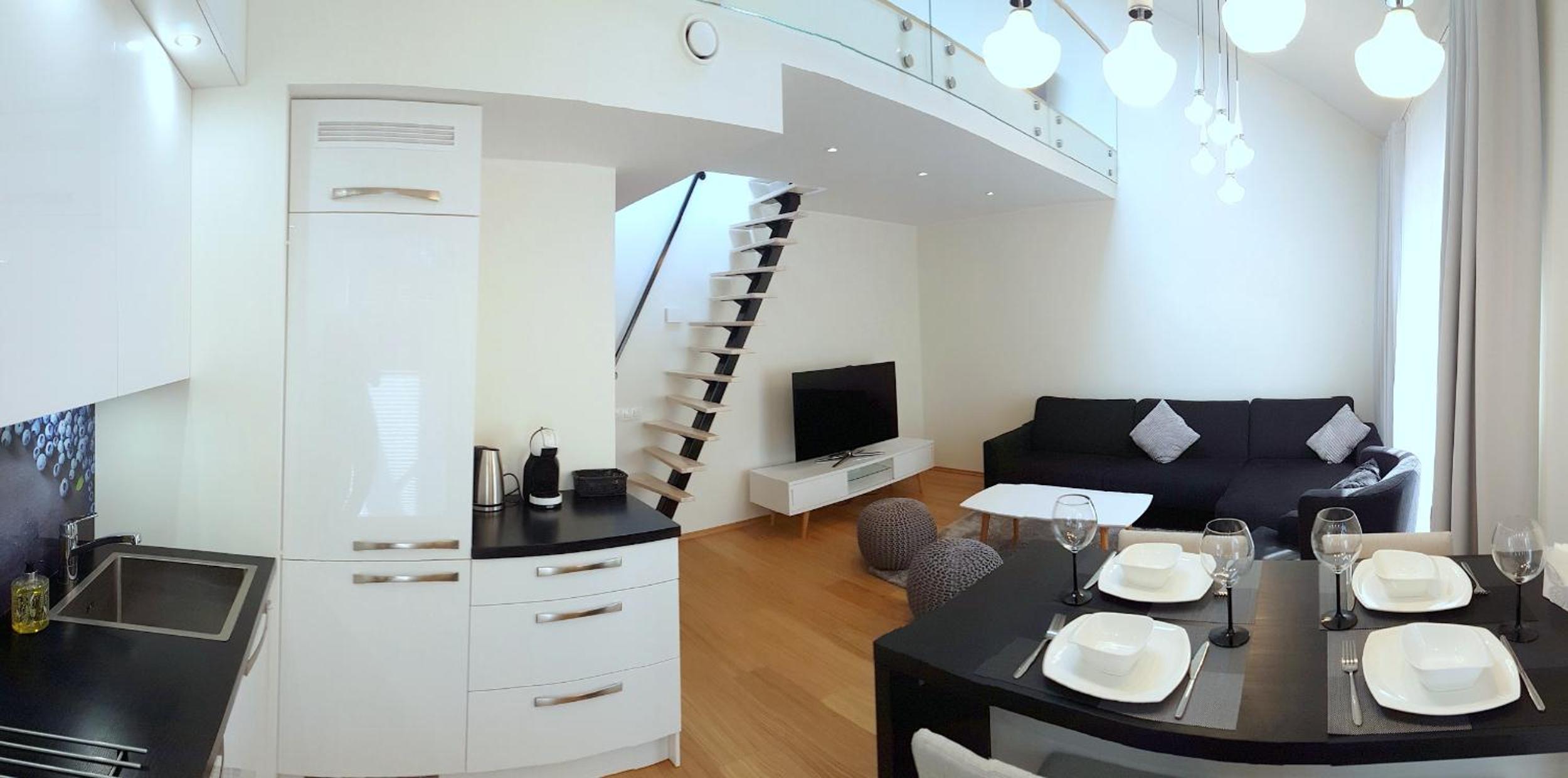 Apartment with Balcony - Photo 5