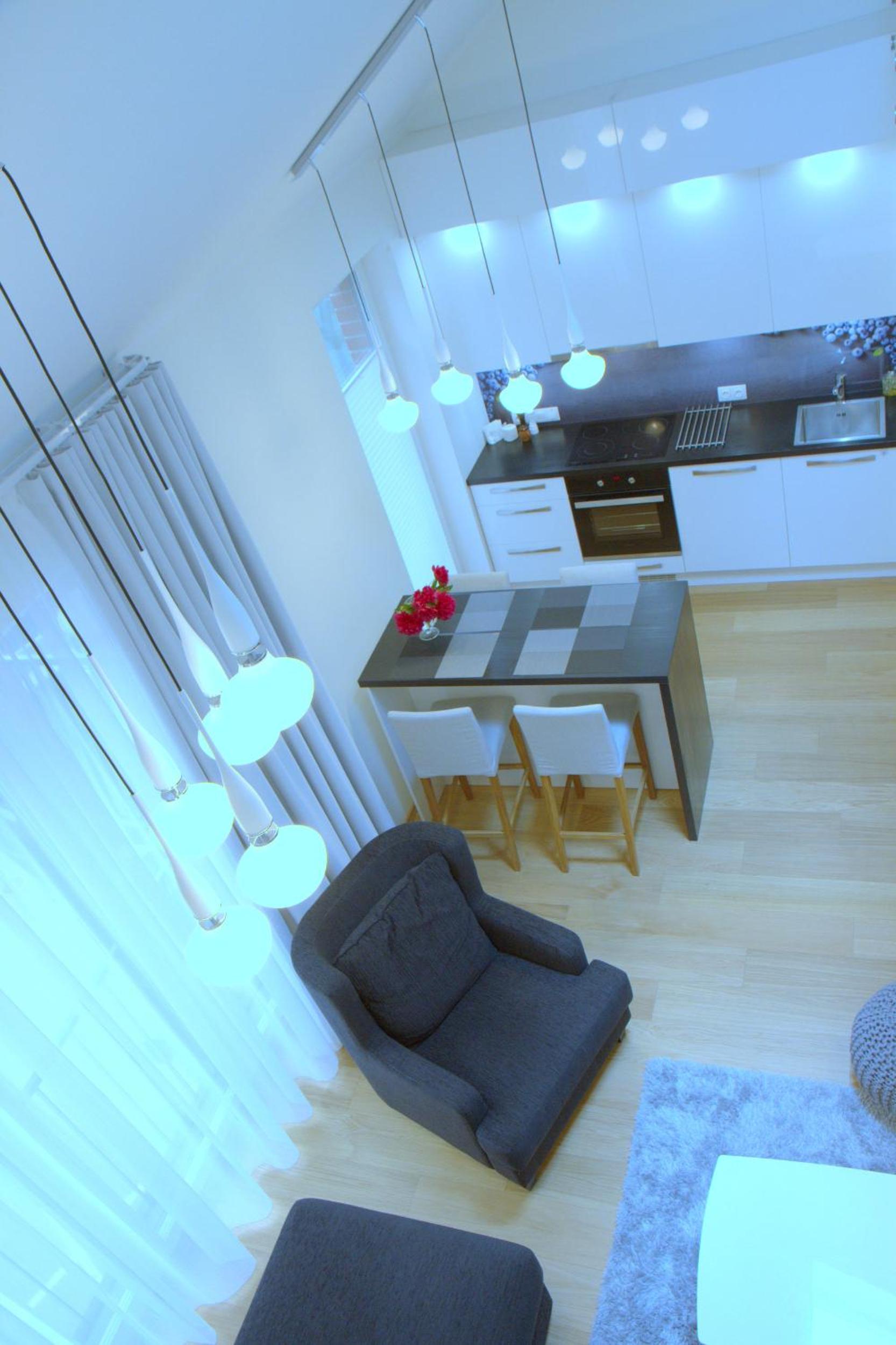 Apartment with Balcony - Photo 9