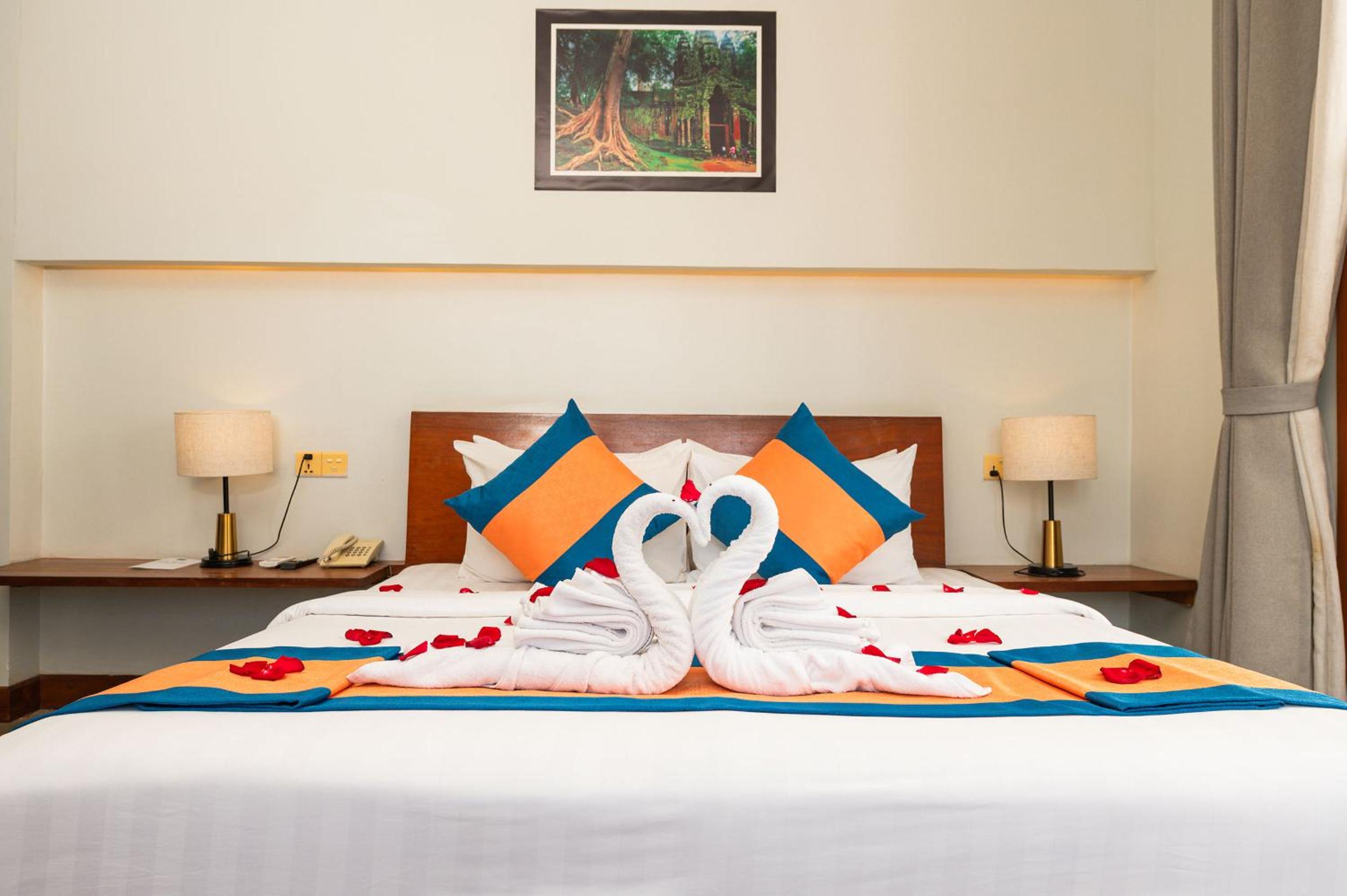 Classic Double Room with Balcony - Photo 3
