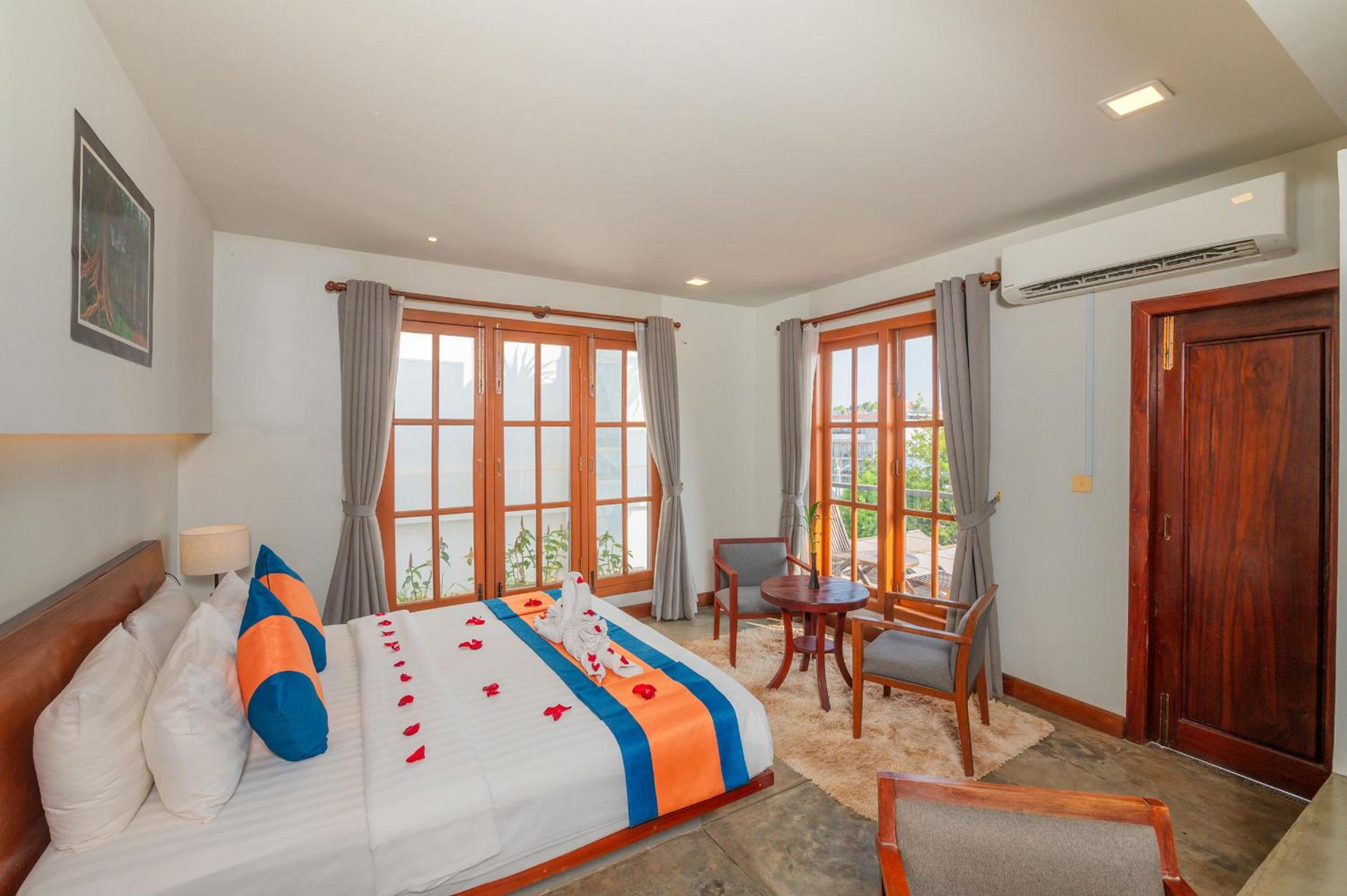 Classic Double Room with Balcony - Photo 8
