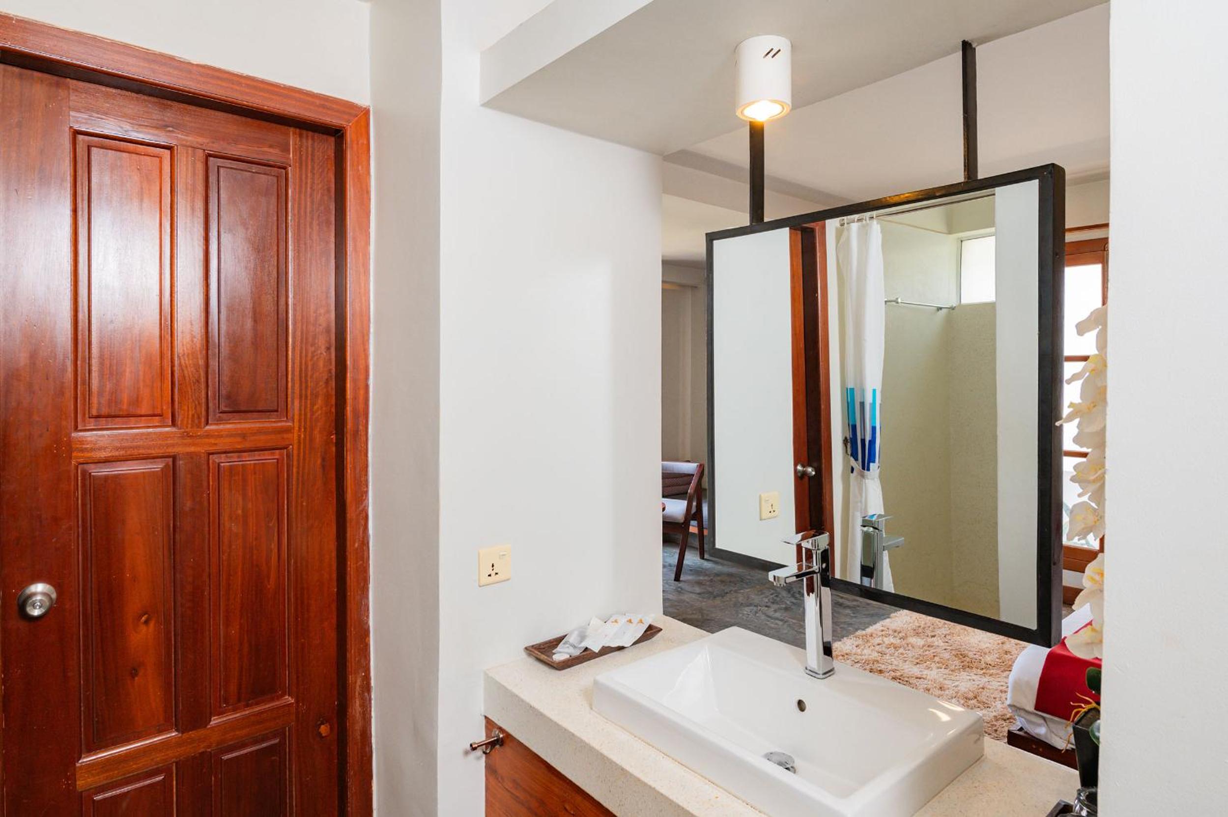 Classic Double Room with Balcony - Photo 9