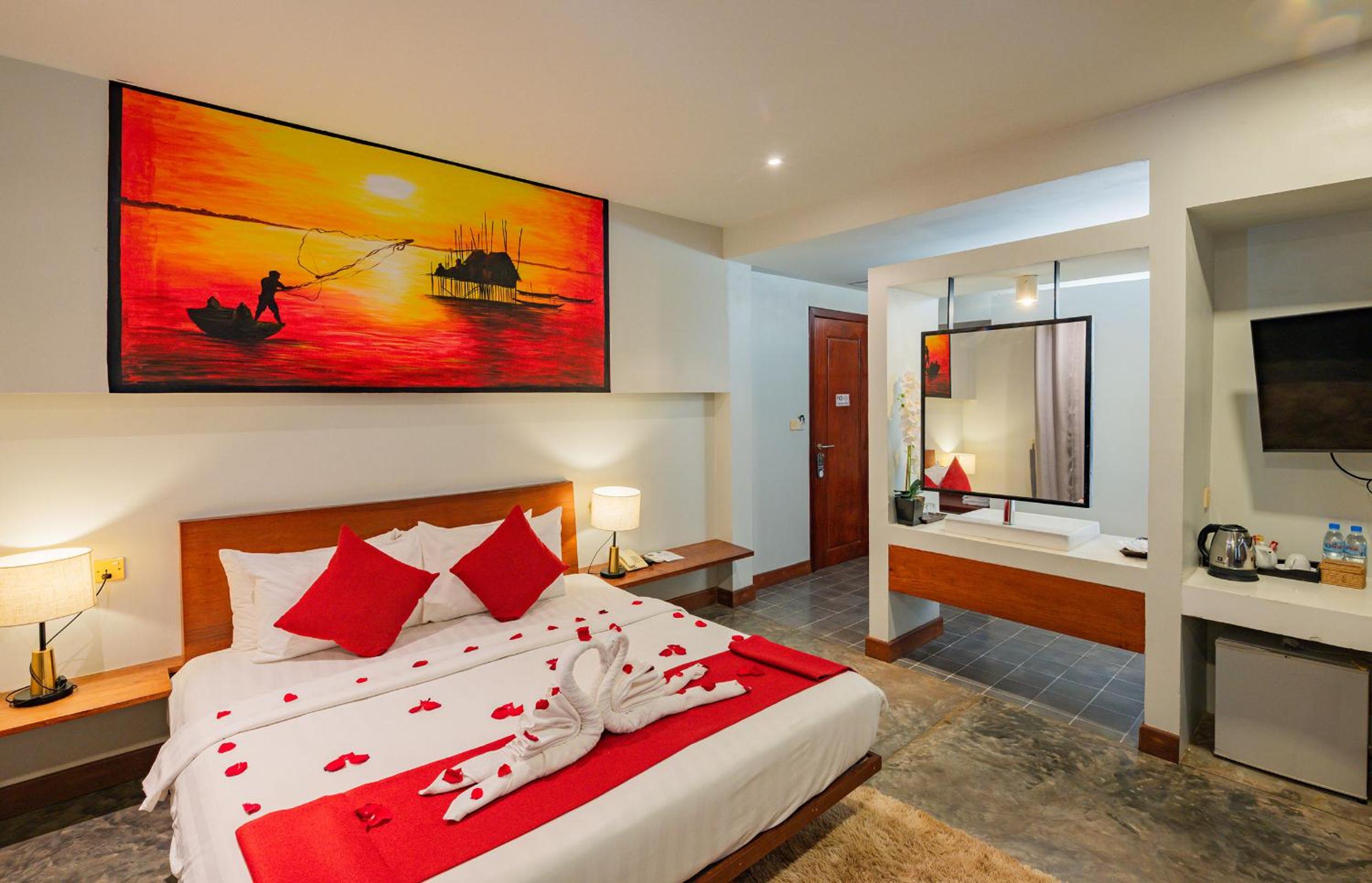 Classic Double Room with Balcony - Photo 4