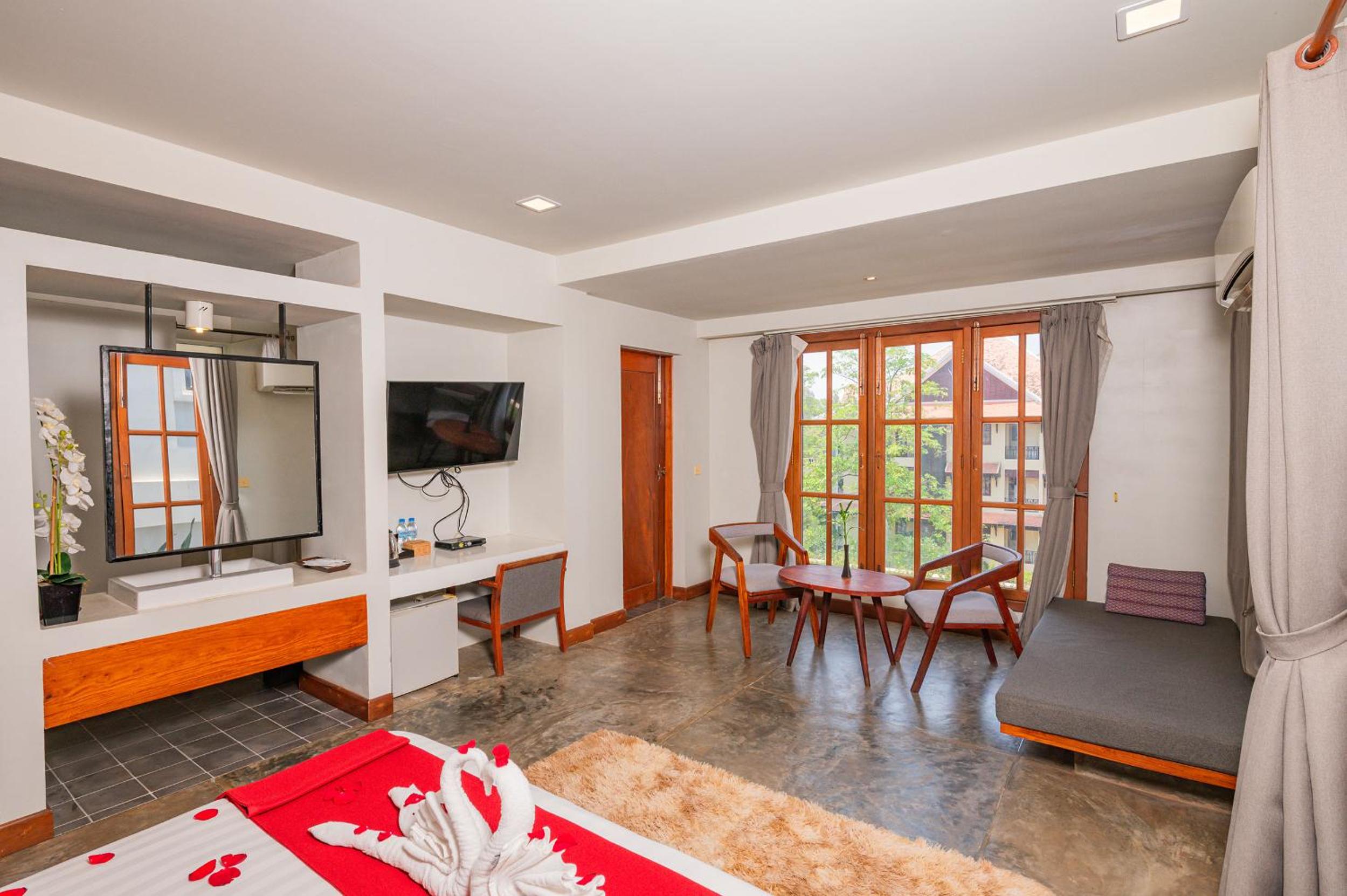 Classic Double Room with Balcony - Photo 5