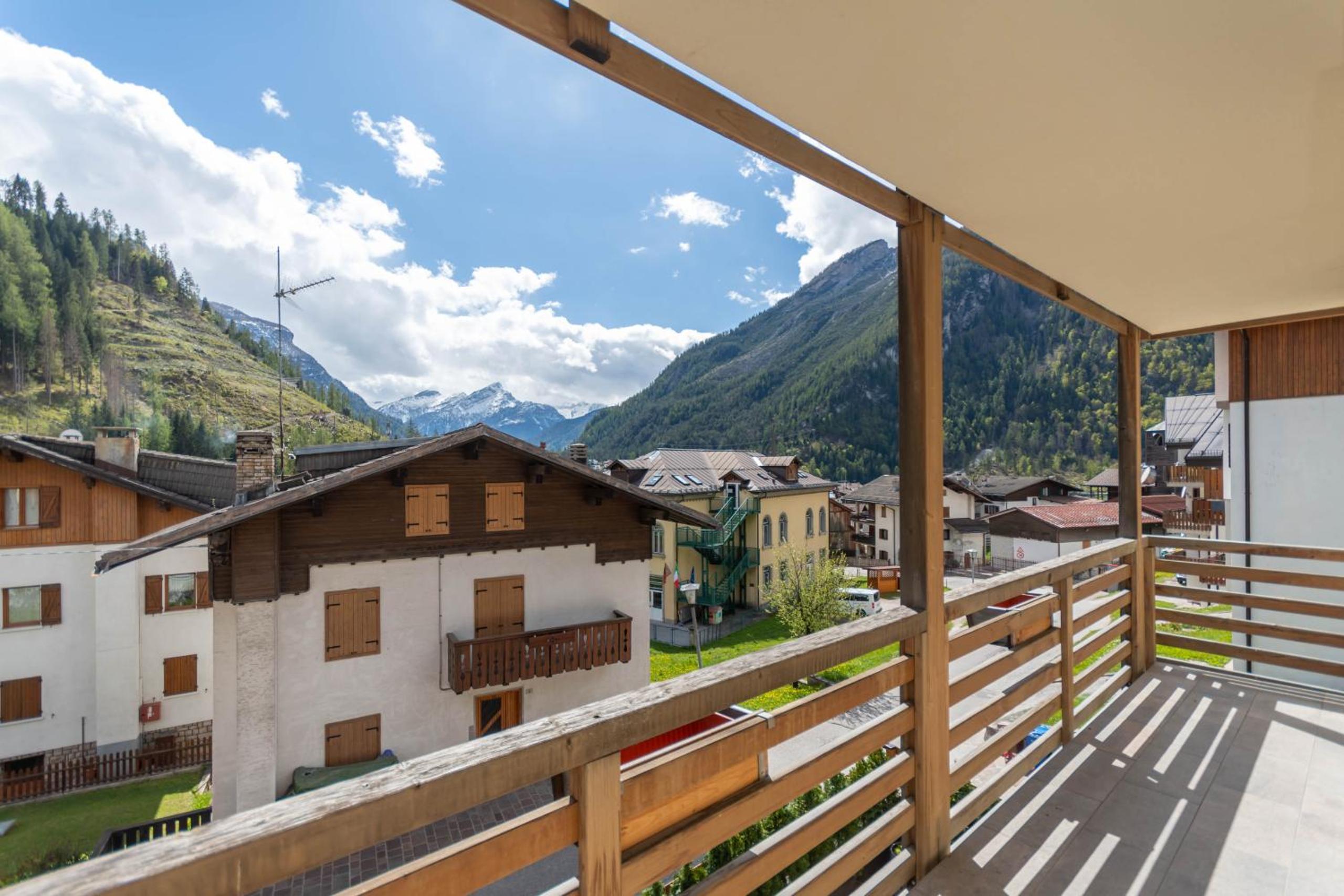 Apartment with Balcony photo 3