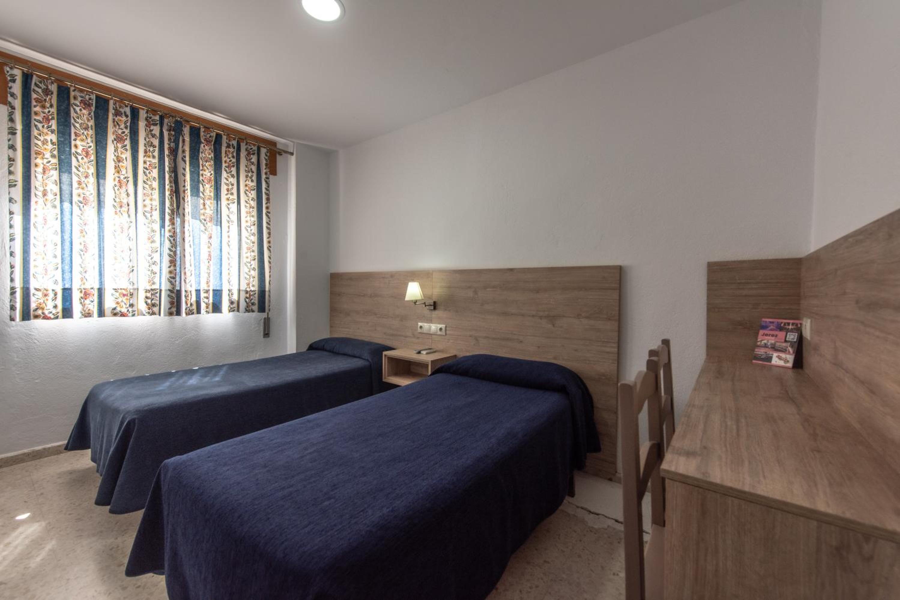 Double or Twin Room - Photo 5