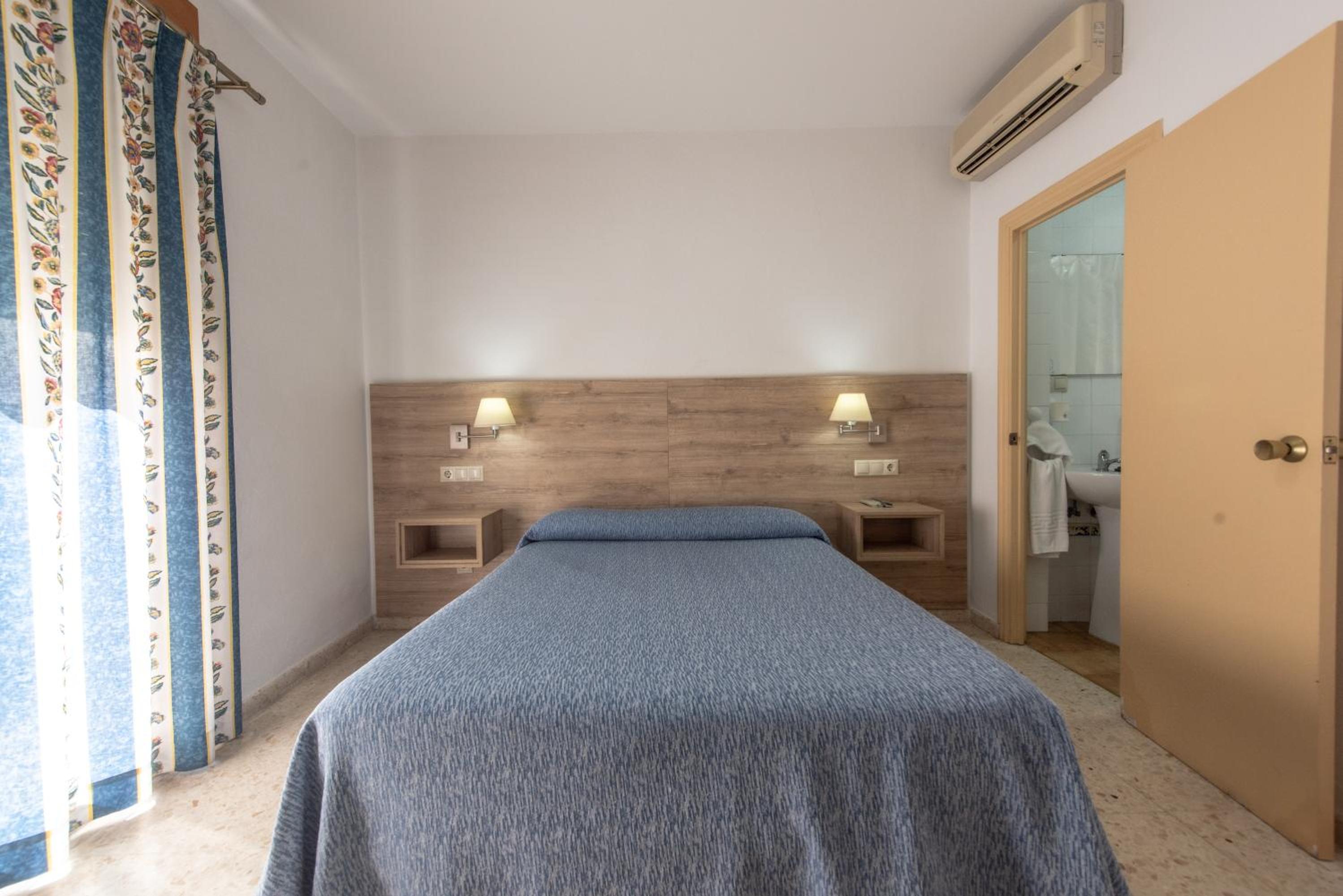 Double or Twin Room - Photo 6