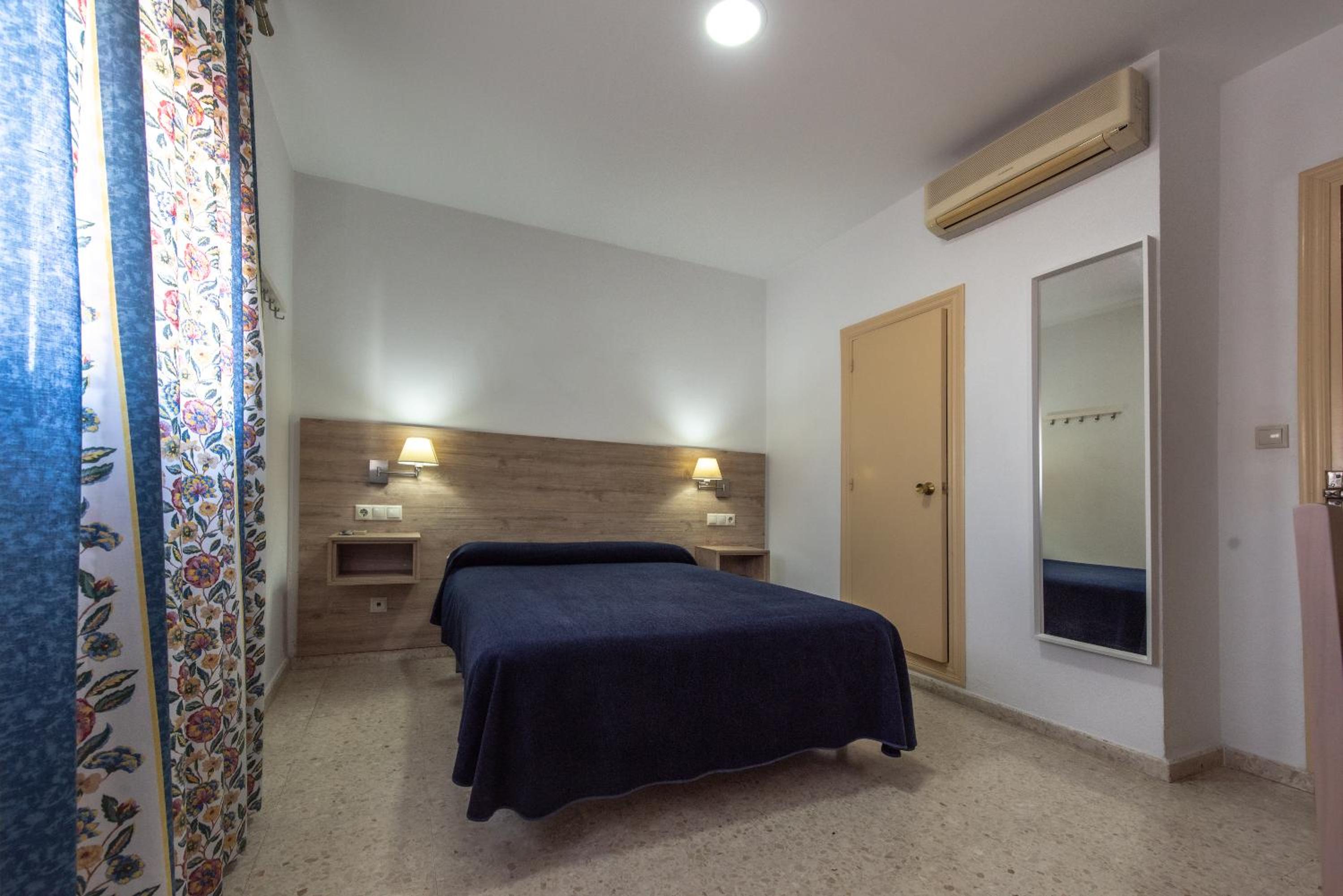 Double or Twin Room - Photo 8