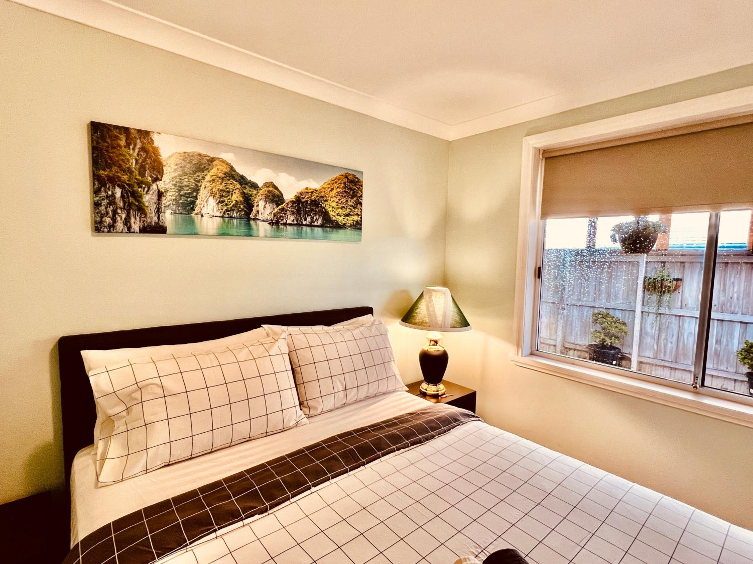 Six-Bedroom House photo 2