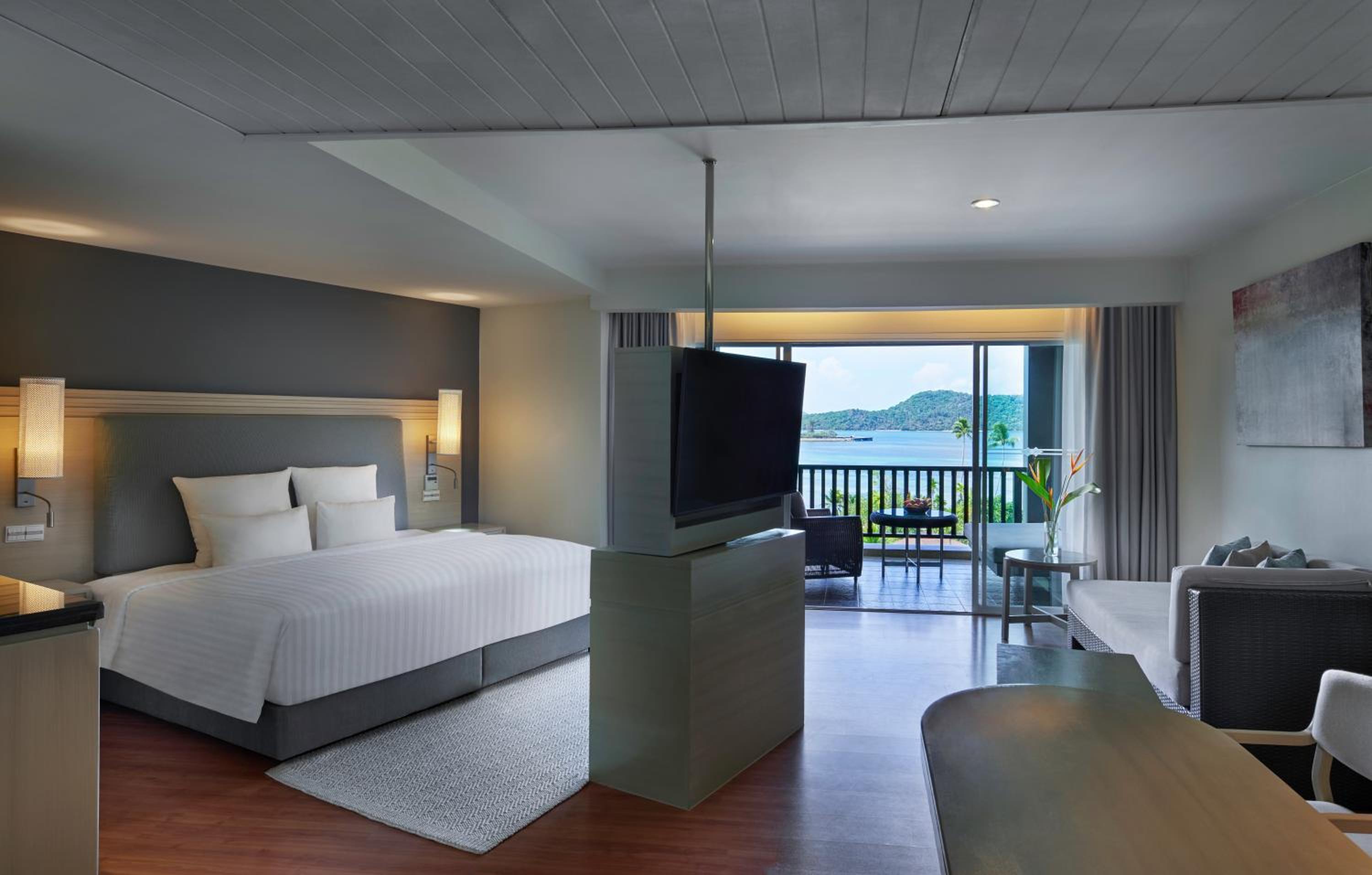 Junior One Bedroom King Suite with Sea View - Photo 5
