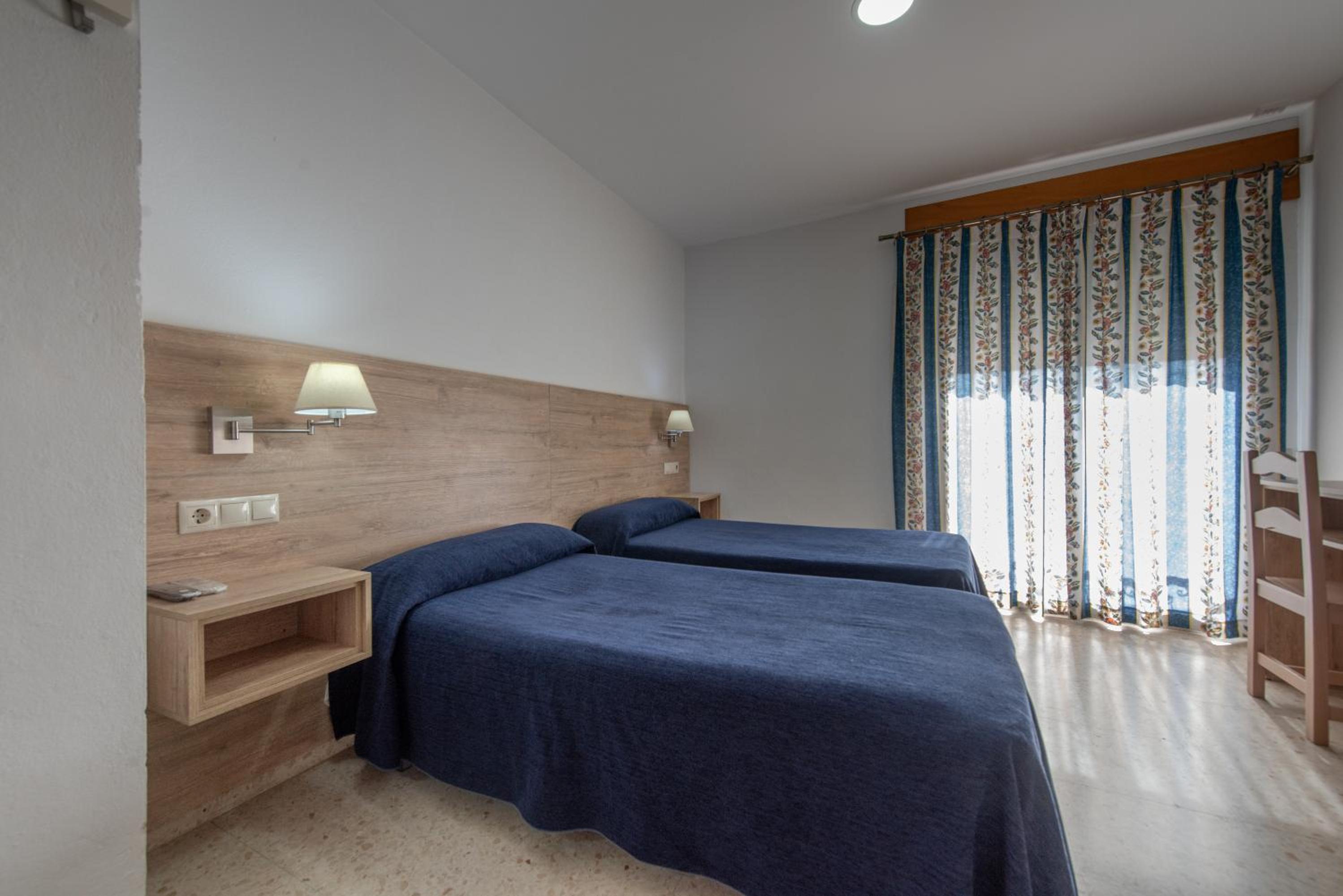 Double or Twin Room - Photo 4