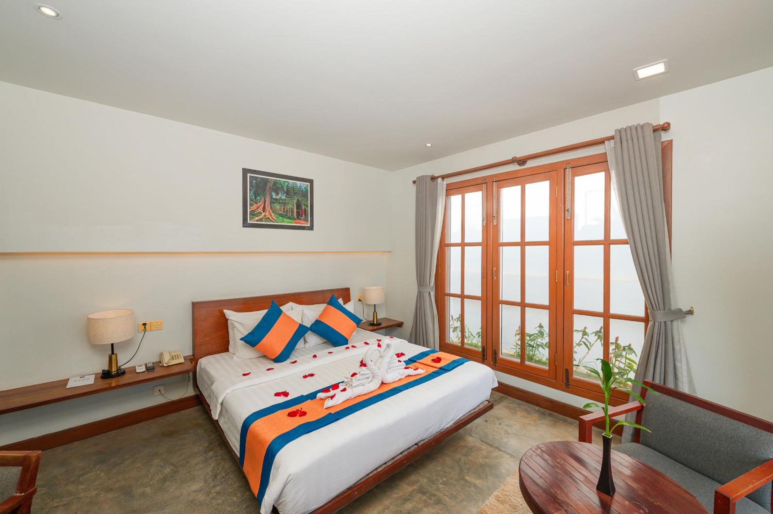 Classic Double Room with Balcony - Photo 10