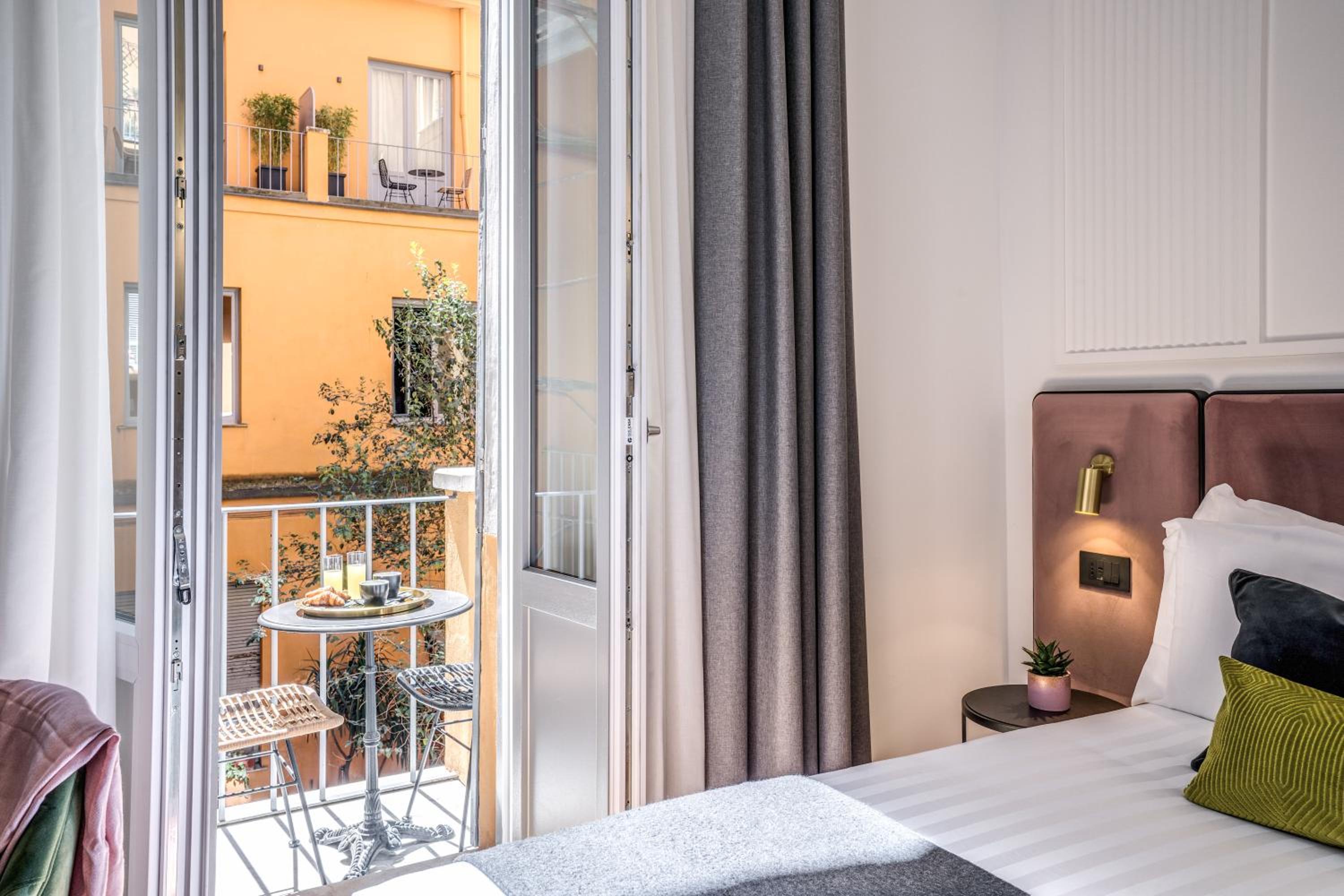 Deluxe Double Room with Balcony photo 3
