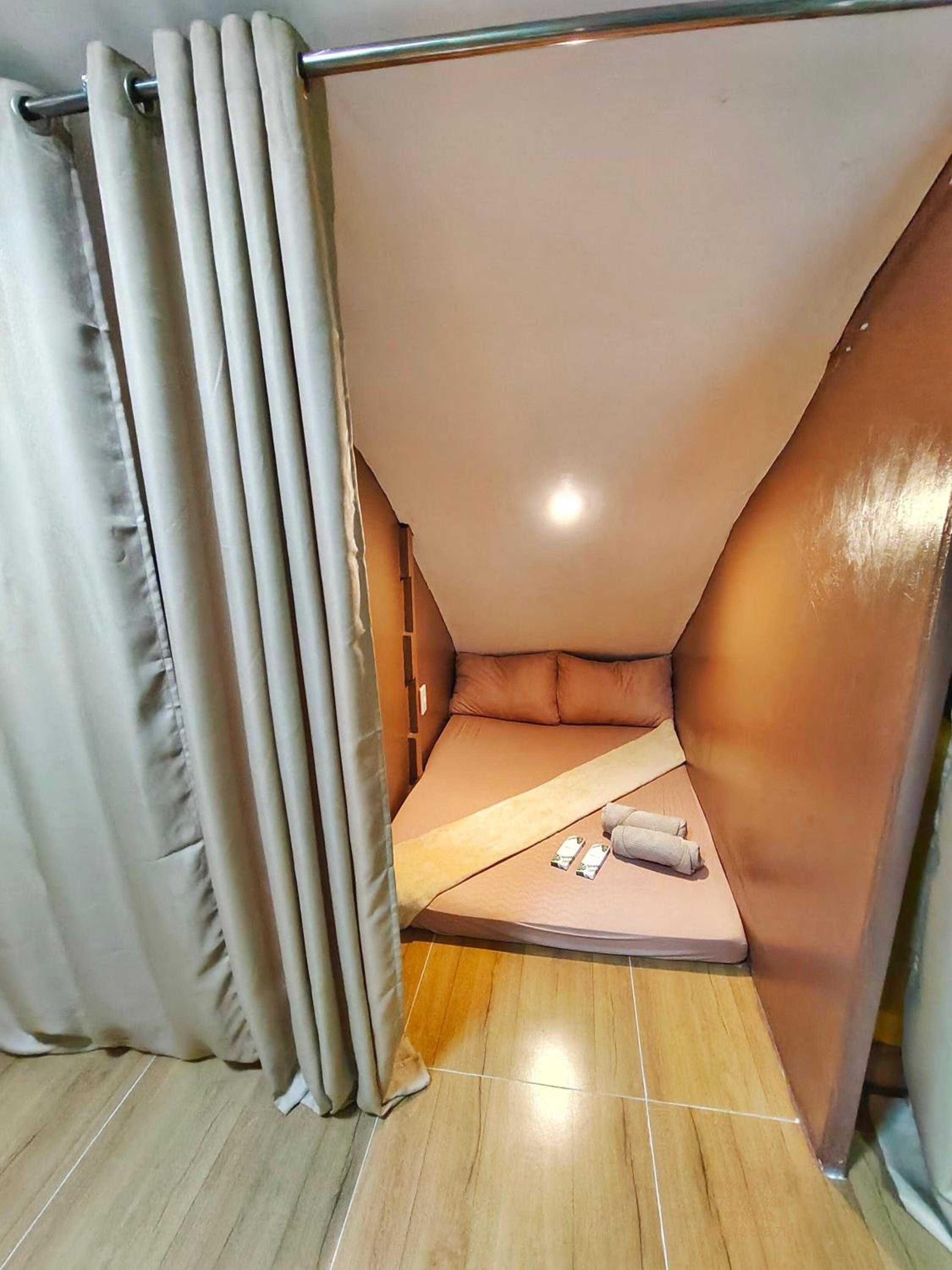Single Bed in Mixed Dormitory Room
