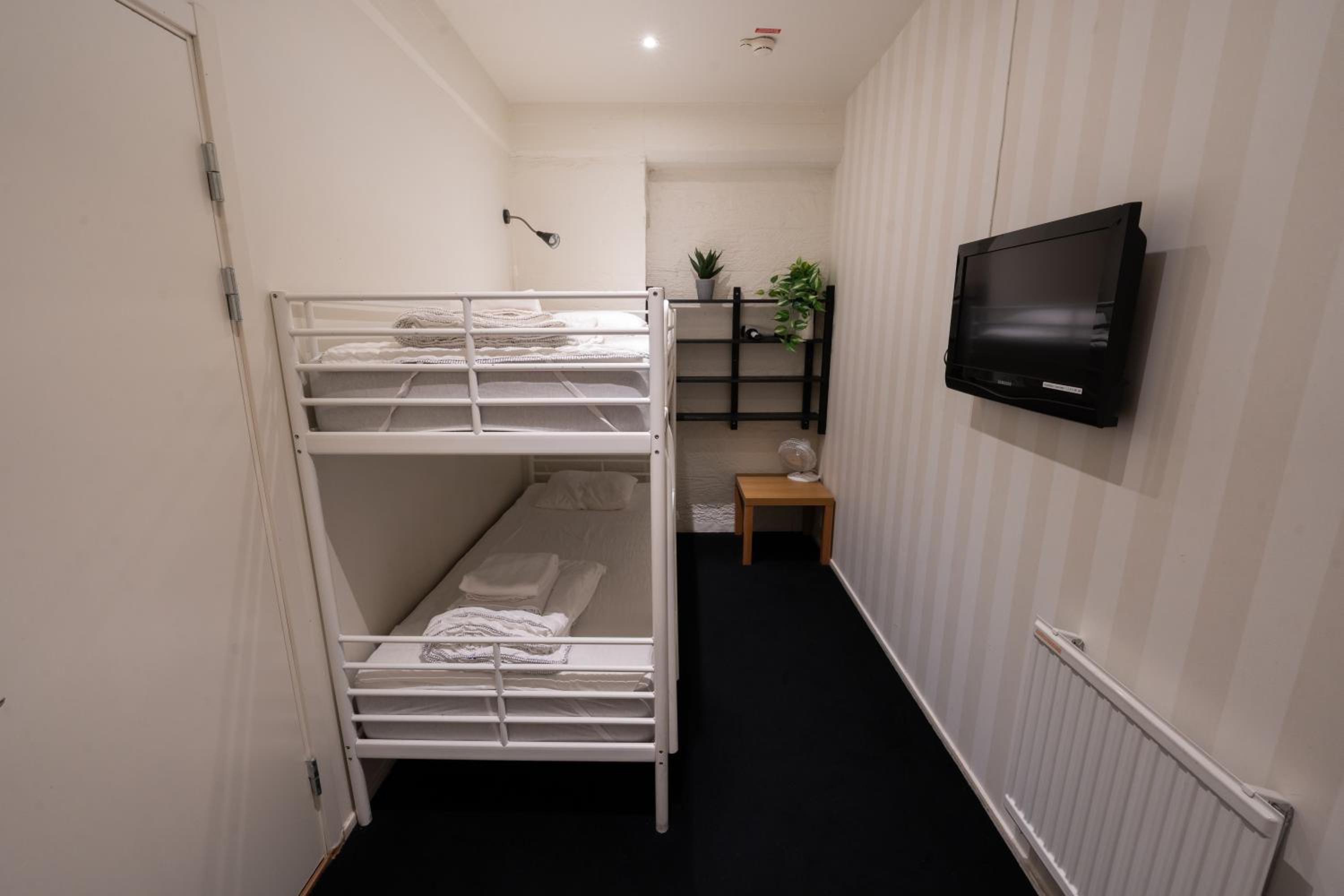 Twin Room with Private Bathroom - No Window thumbnail 5