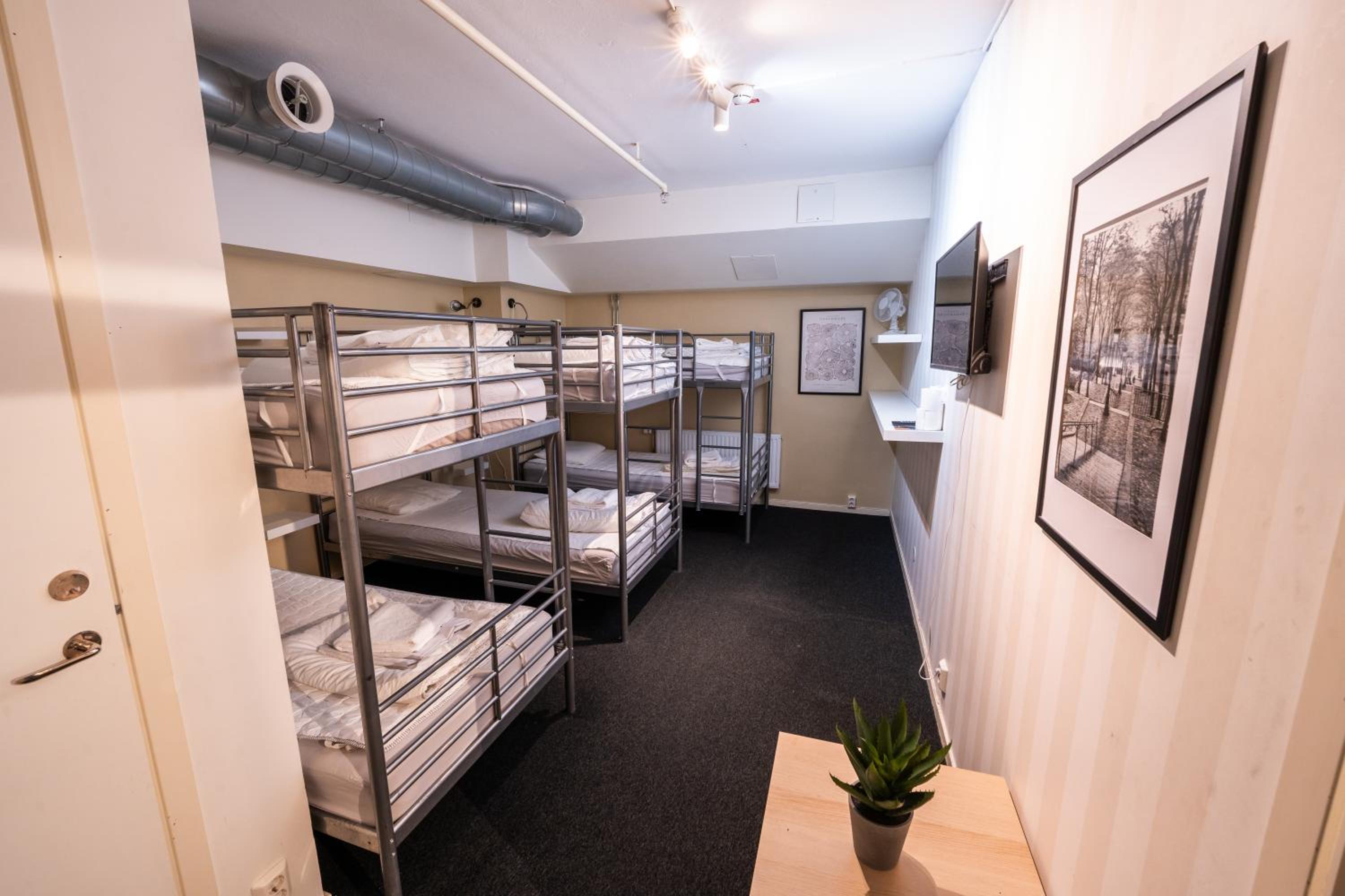Family Room with Private Bathroom (6 Adults) - No Window