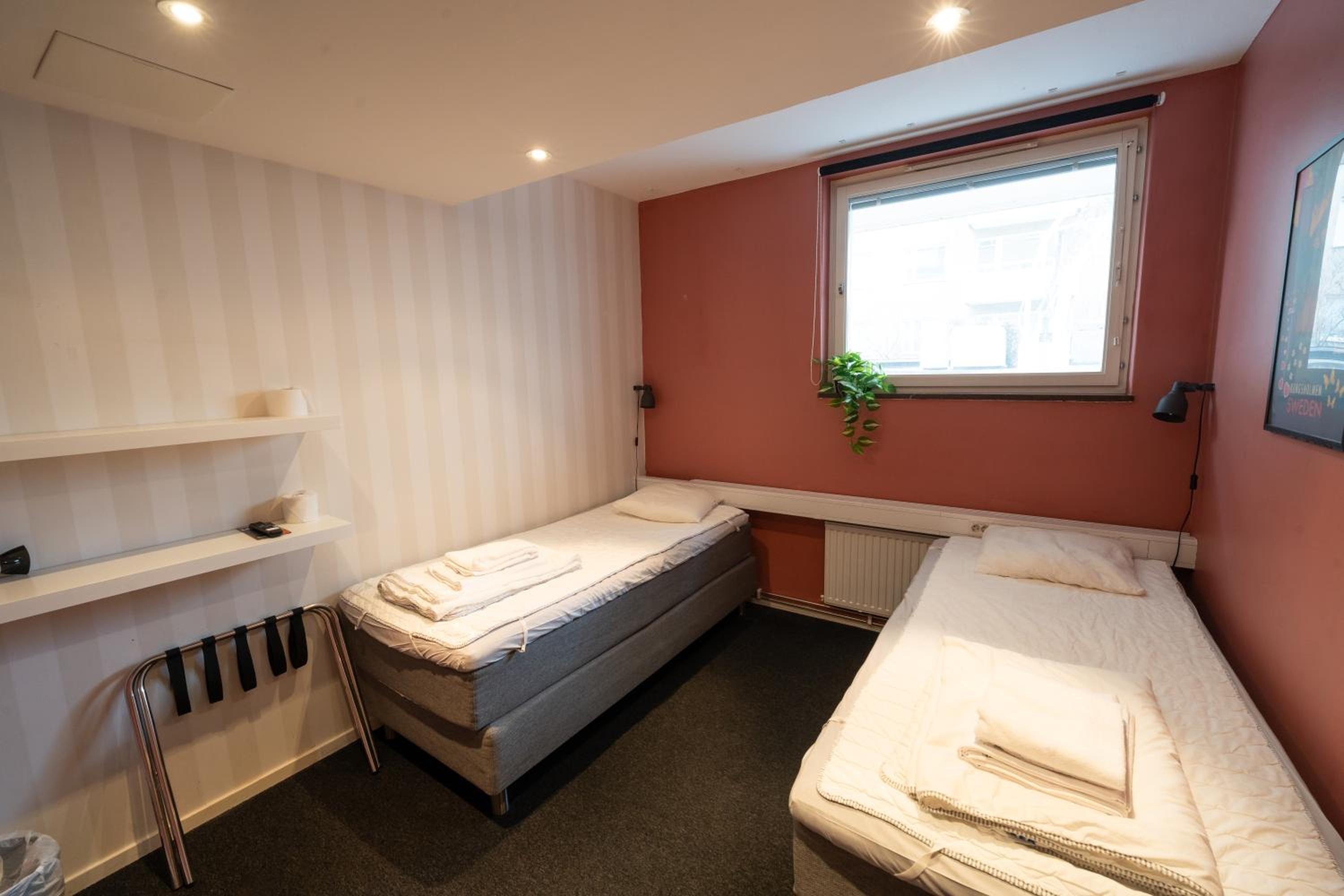 Classic Twin Room with Private Bathroom