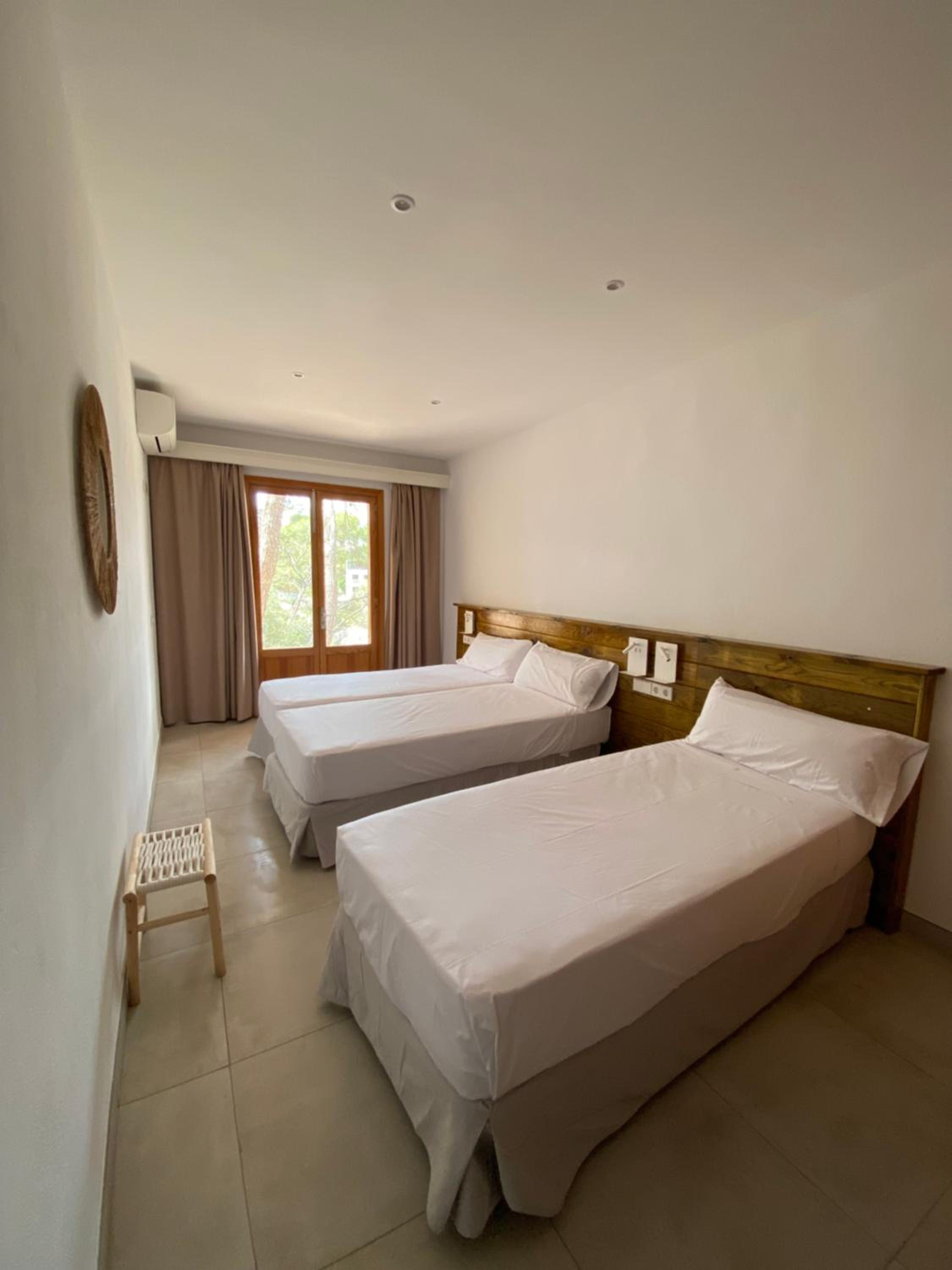 Habitación triple con vista al mar.