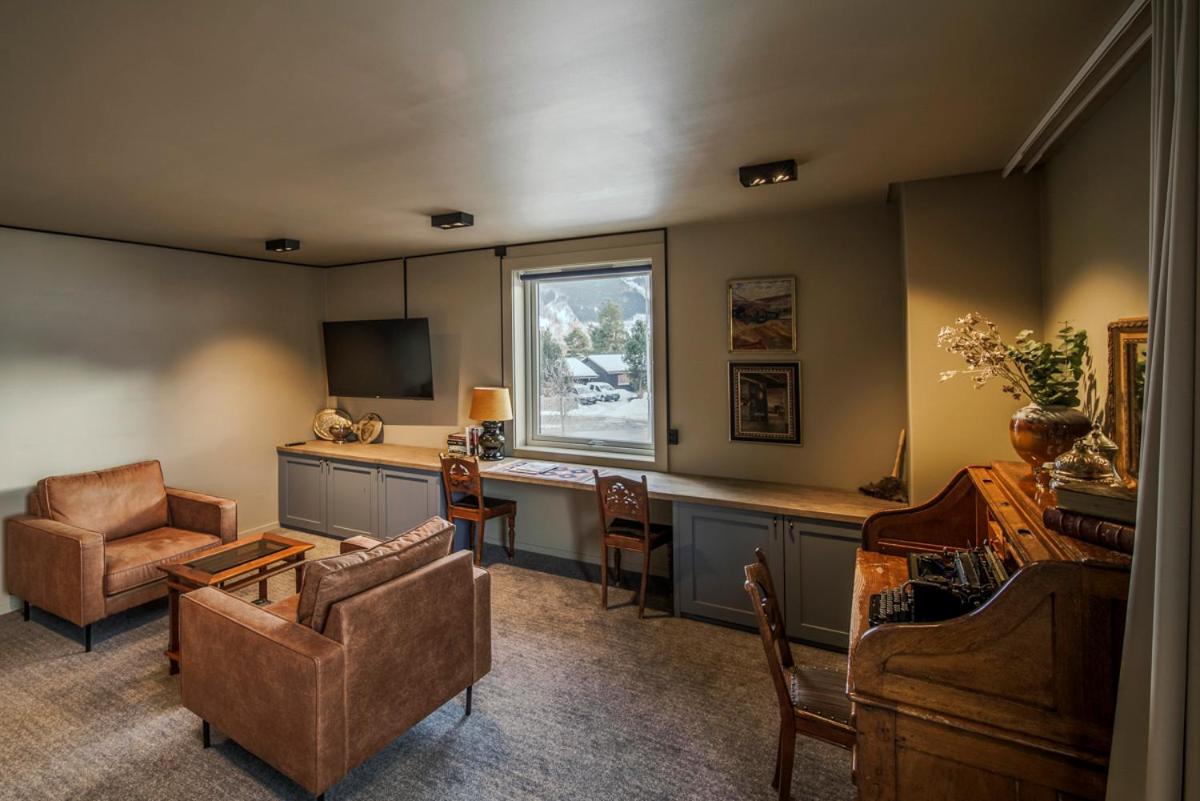 Suite - Photo 16