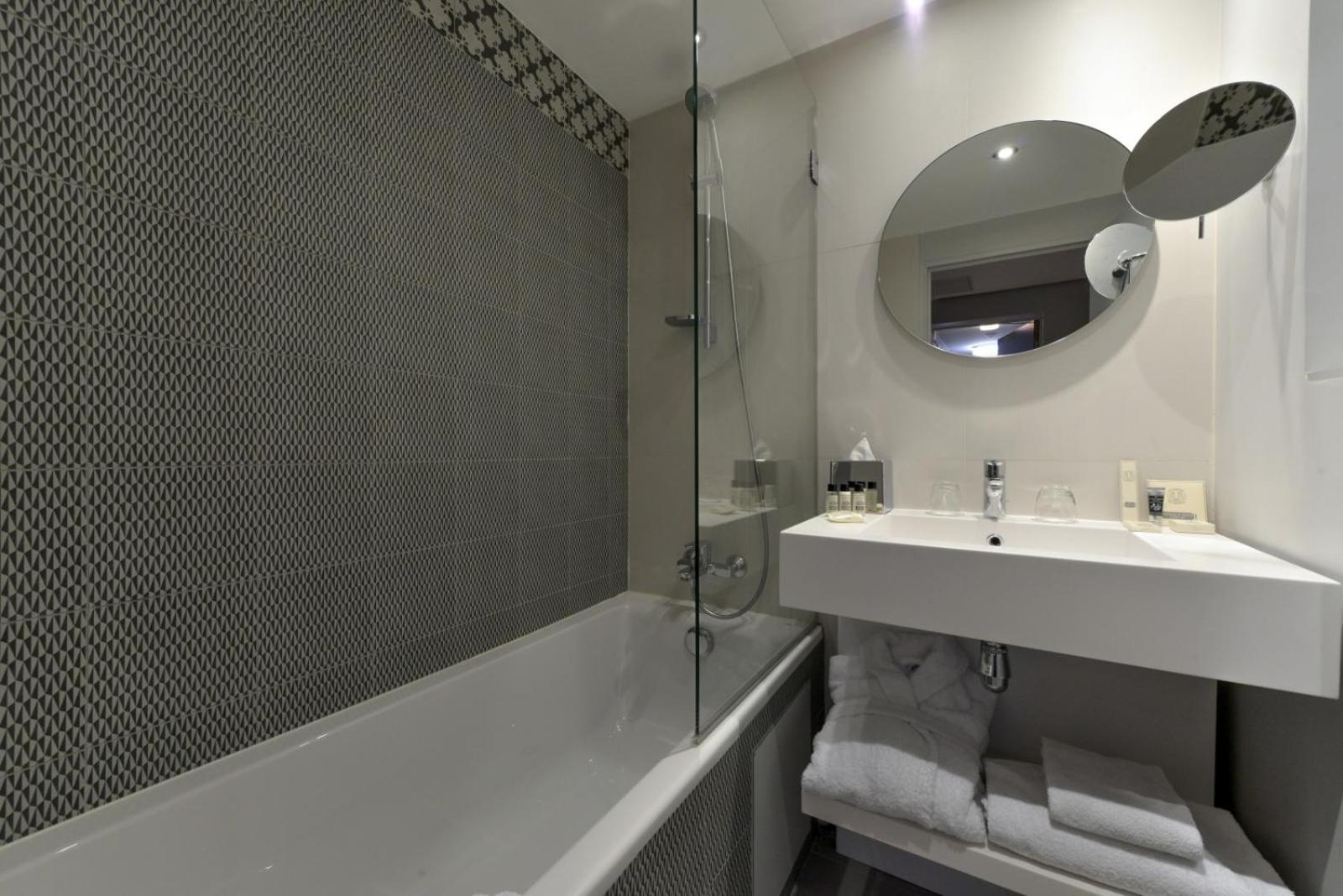 Junior Suite with Eiffel Tower View - Photo 2