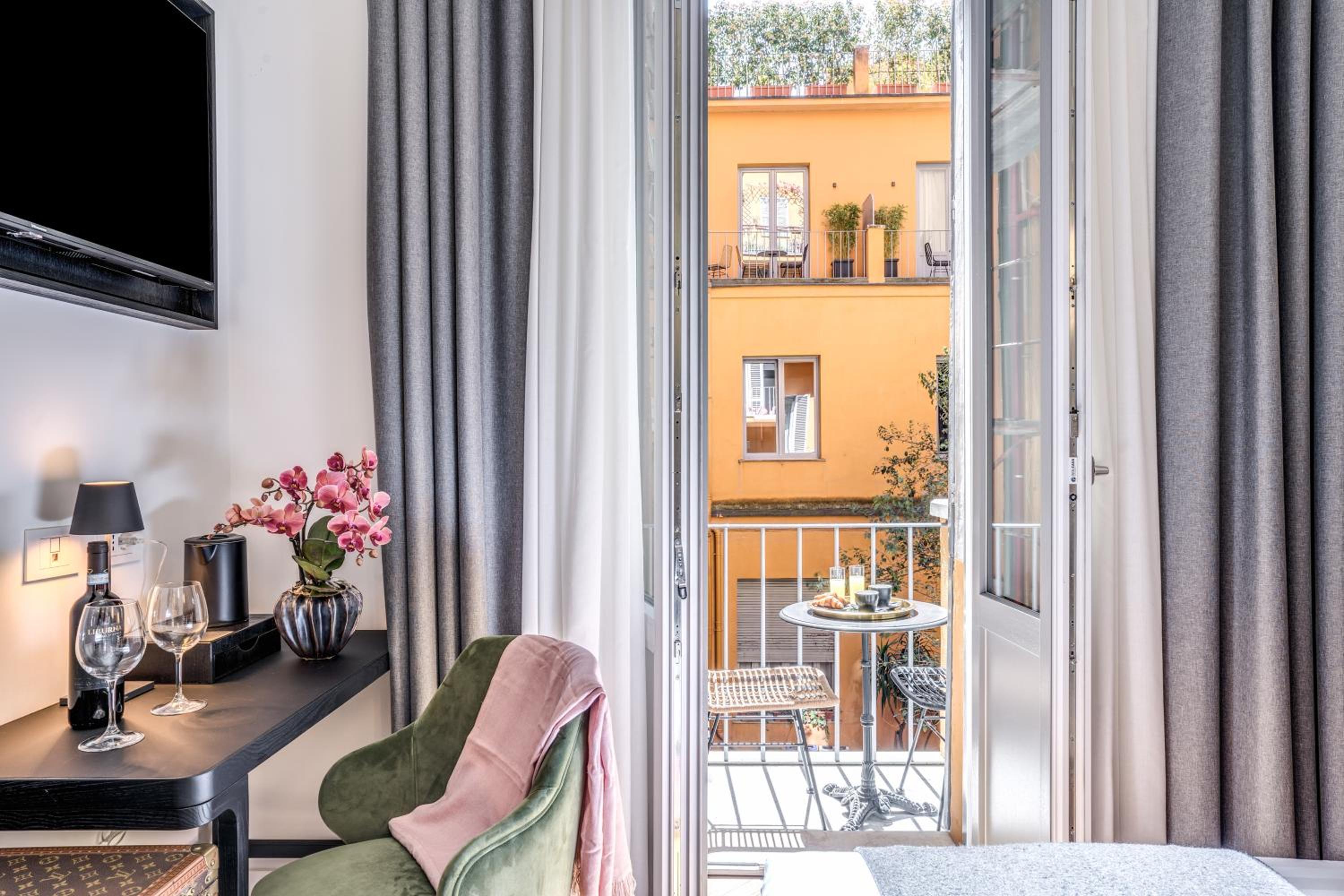 Deluxe Double Room with Balcony photo 2