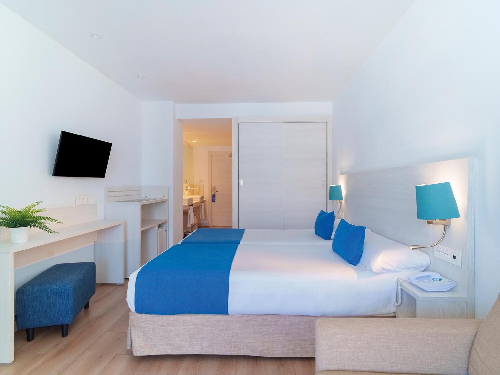 Habitación Doble con Vista lateral al Mar (2 Adultos + 1 Niño)