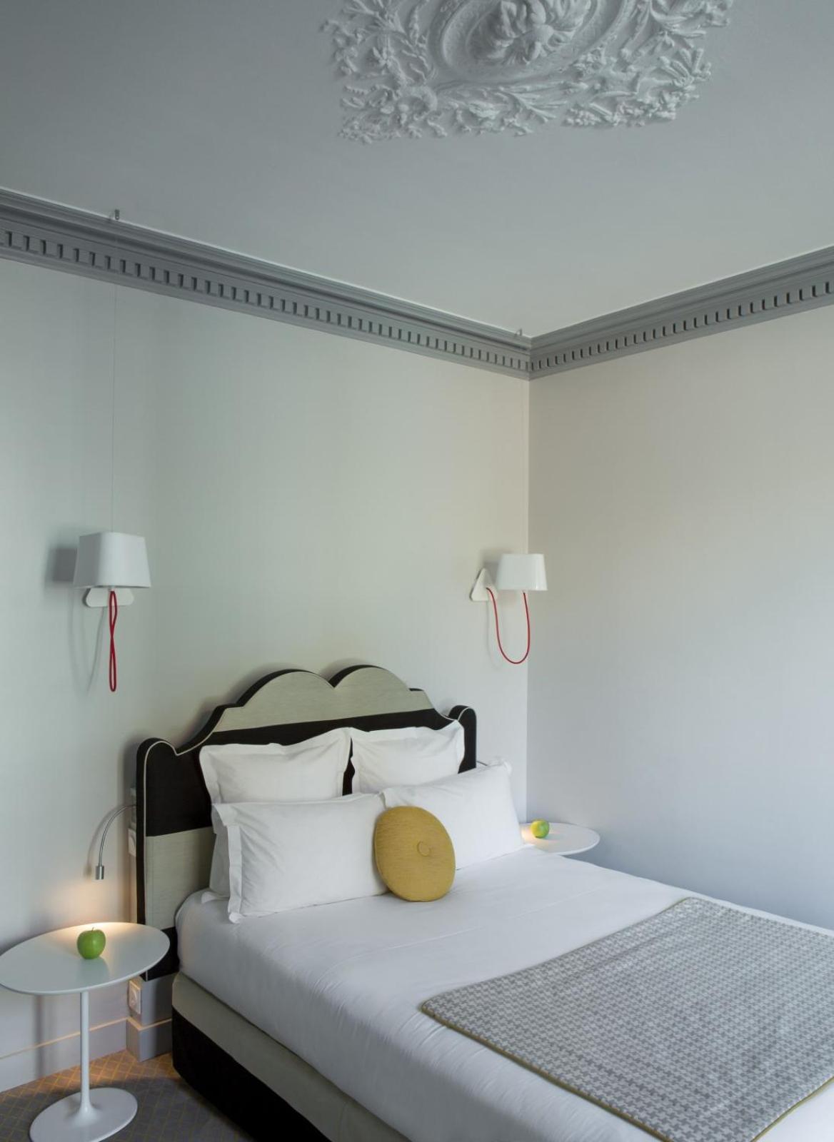 Double or Twin Room with Eiffel Tower View - Photo 2