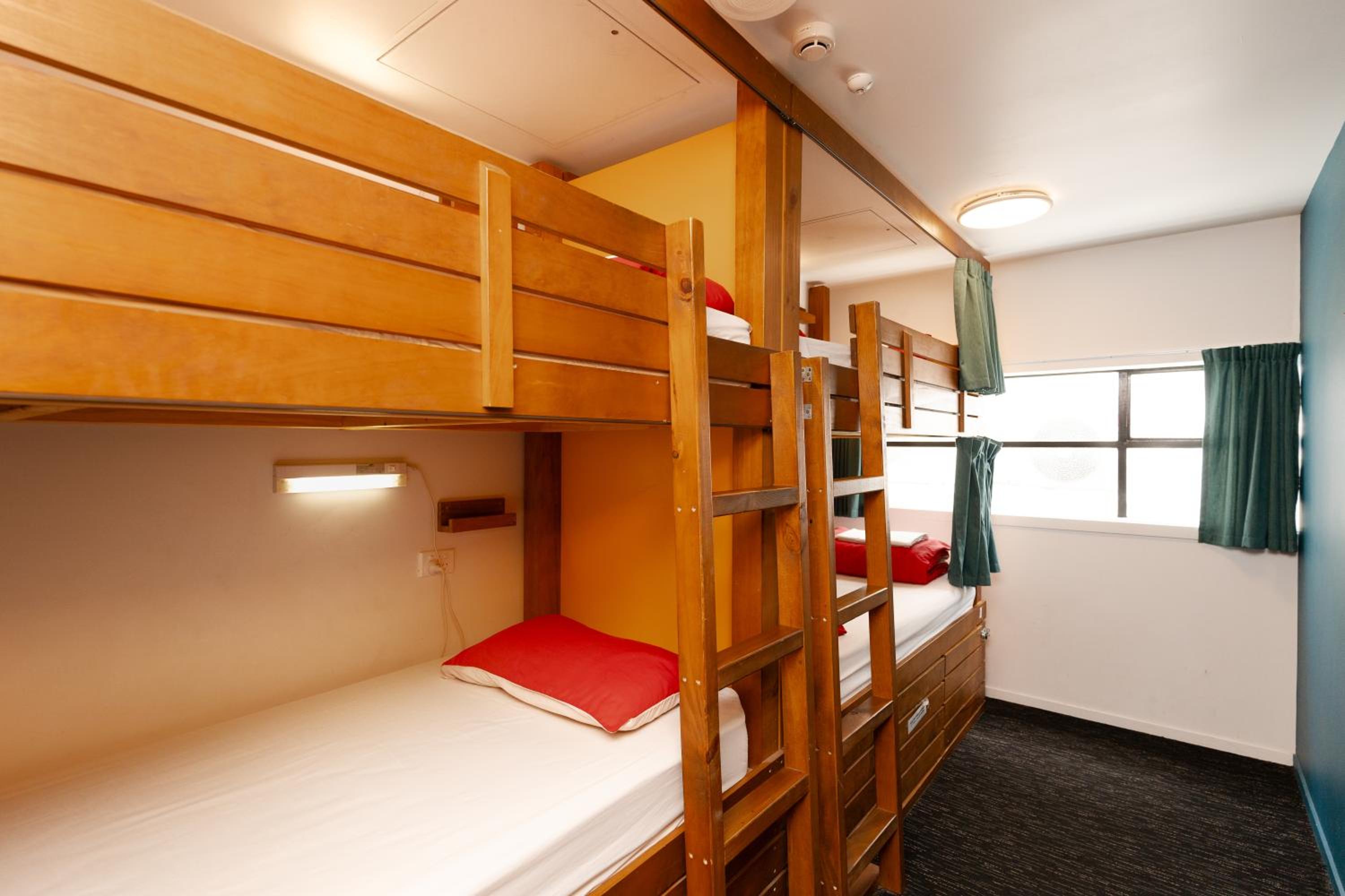 Bed in 6-Bed Mixed Dormitory Room photo 3