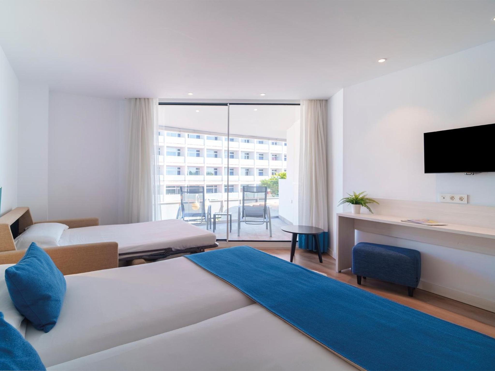 Habitación Triple con Vista lateral al mar