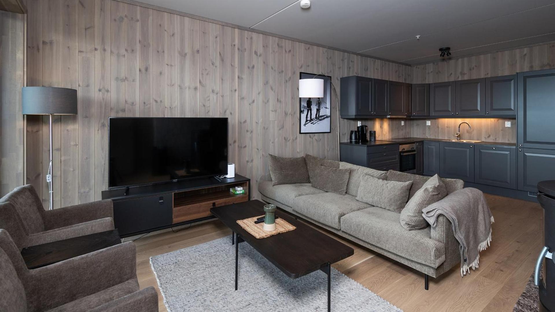 Four-Bedroom Apartment with Balcony  photo 1
