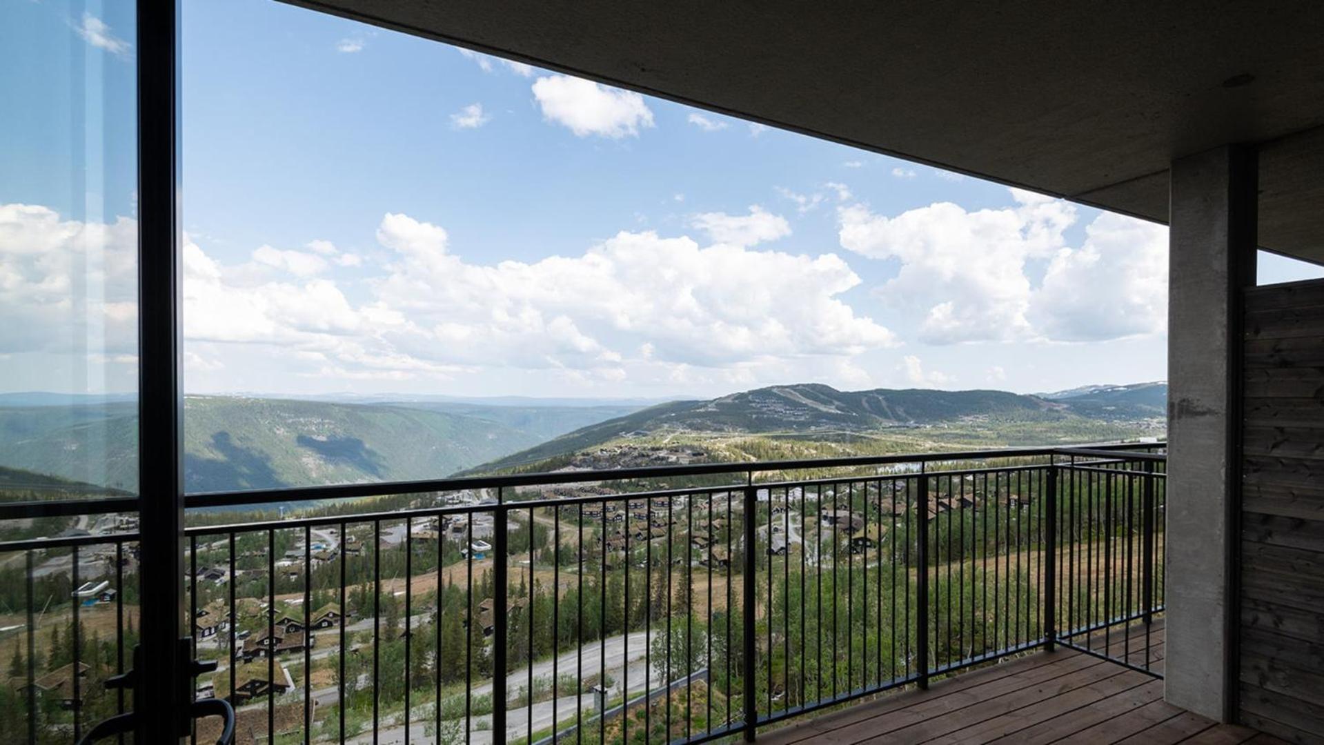 Four-Bedroom Apartment with Balcony  photo 2
