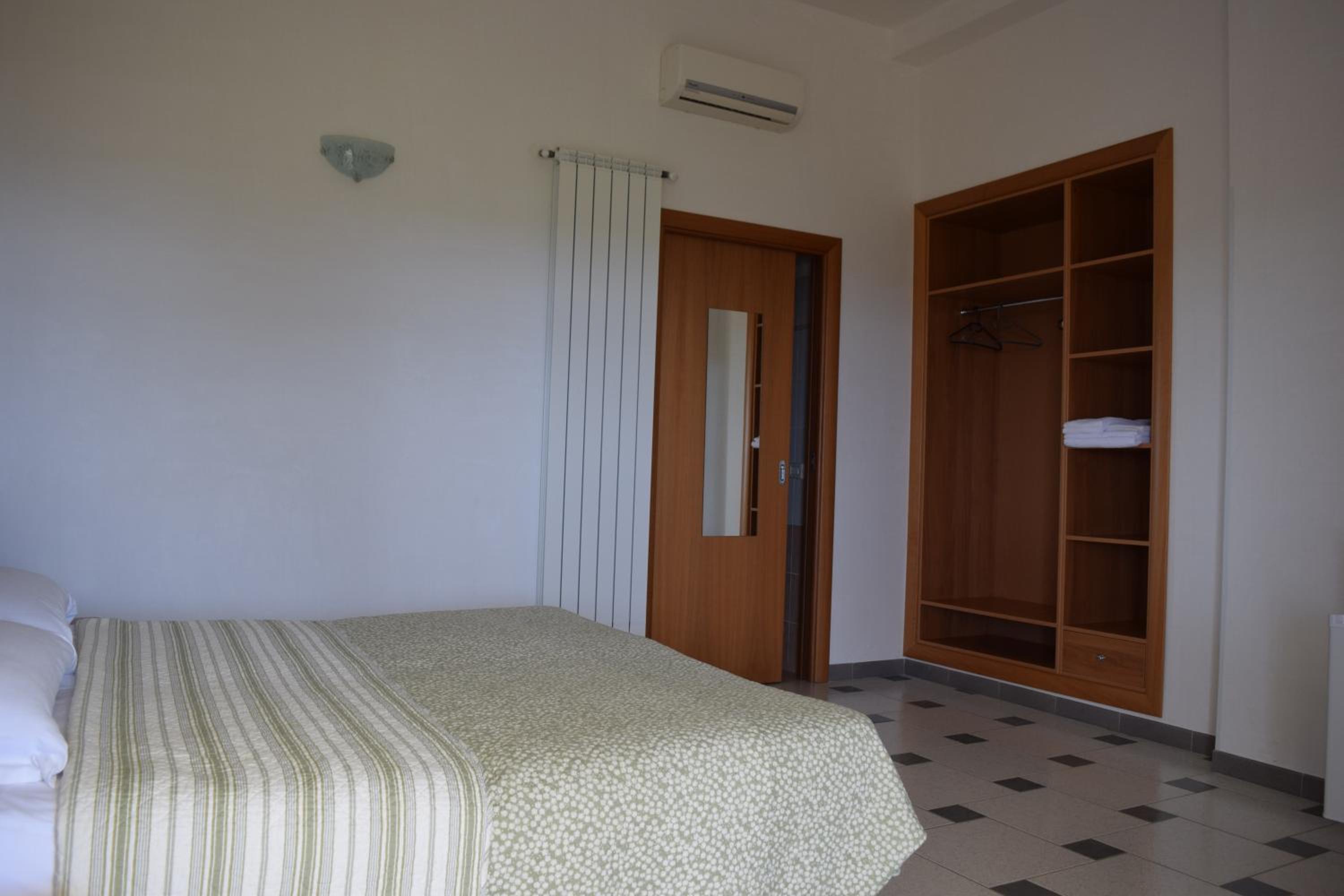 Double or Twin Room - Photo 7