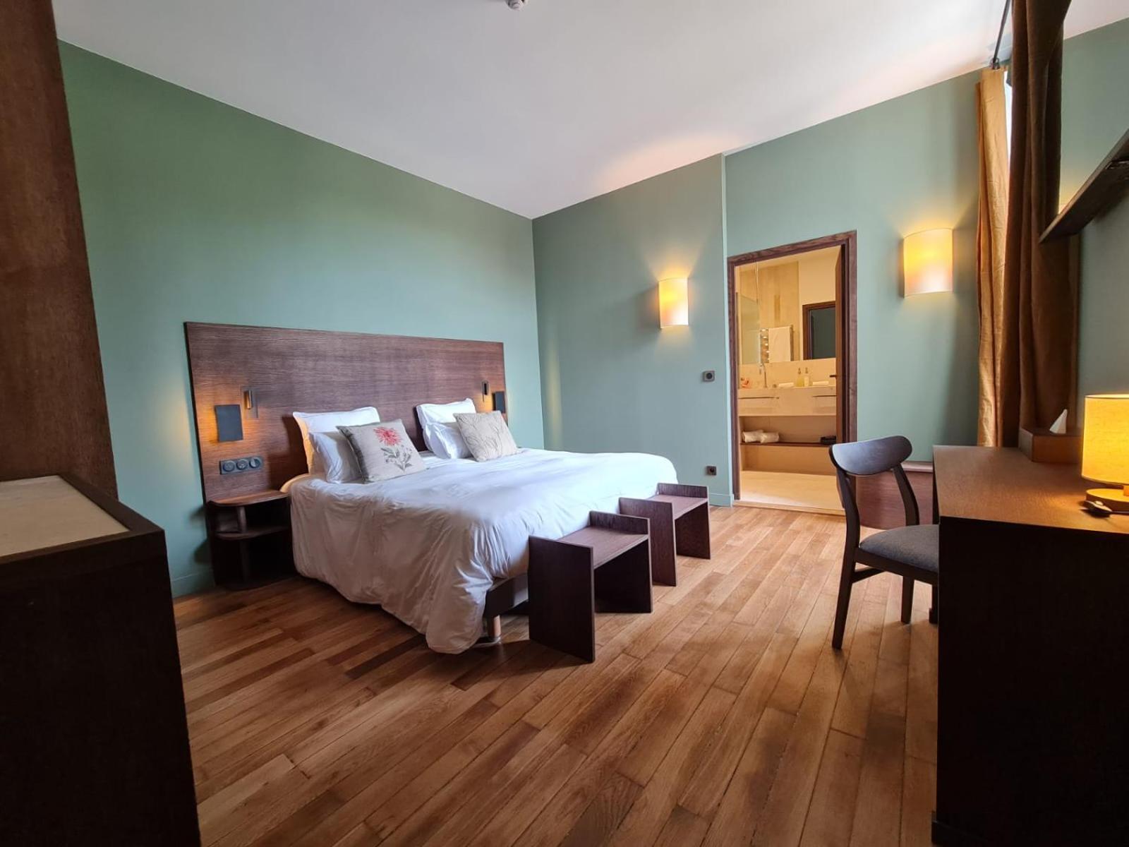 Deluxe Double Room - Photo 15