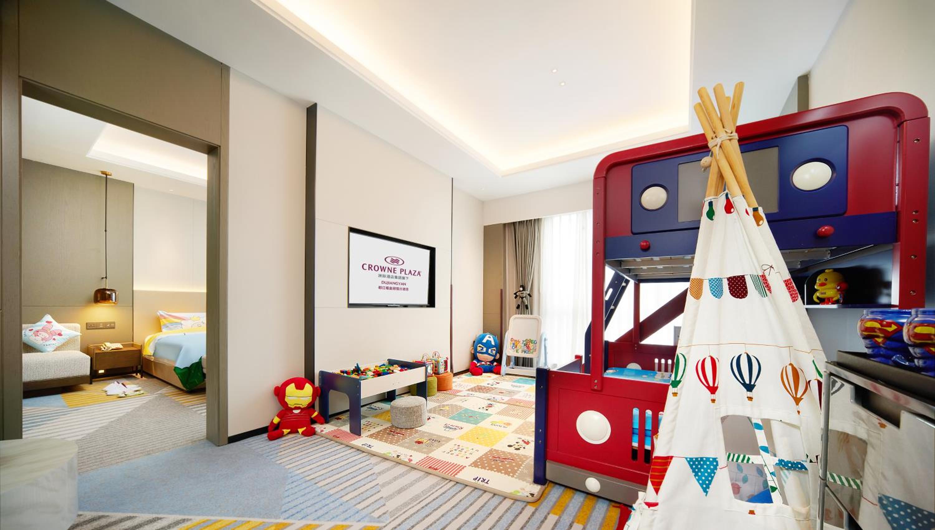 One-Bedroom King Suite with Living Area - Kids Theme photo 3