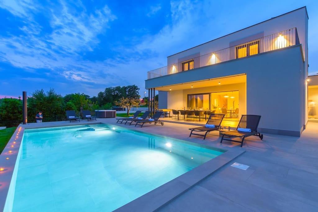 Villa photo 3