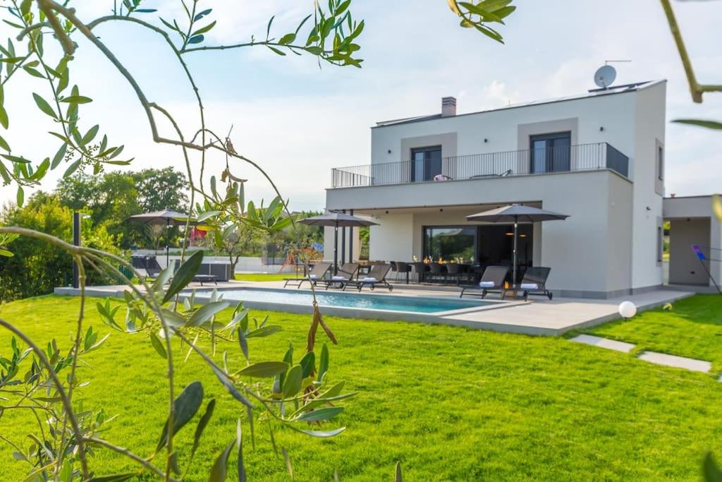 Villa photo 2
